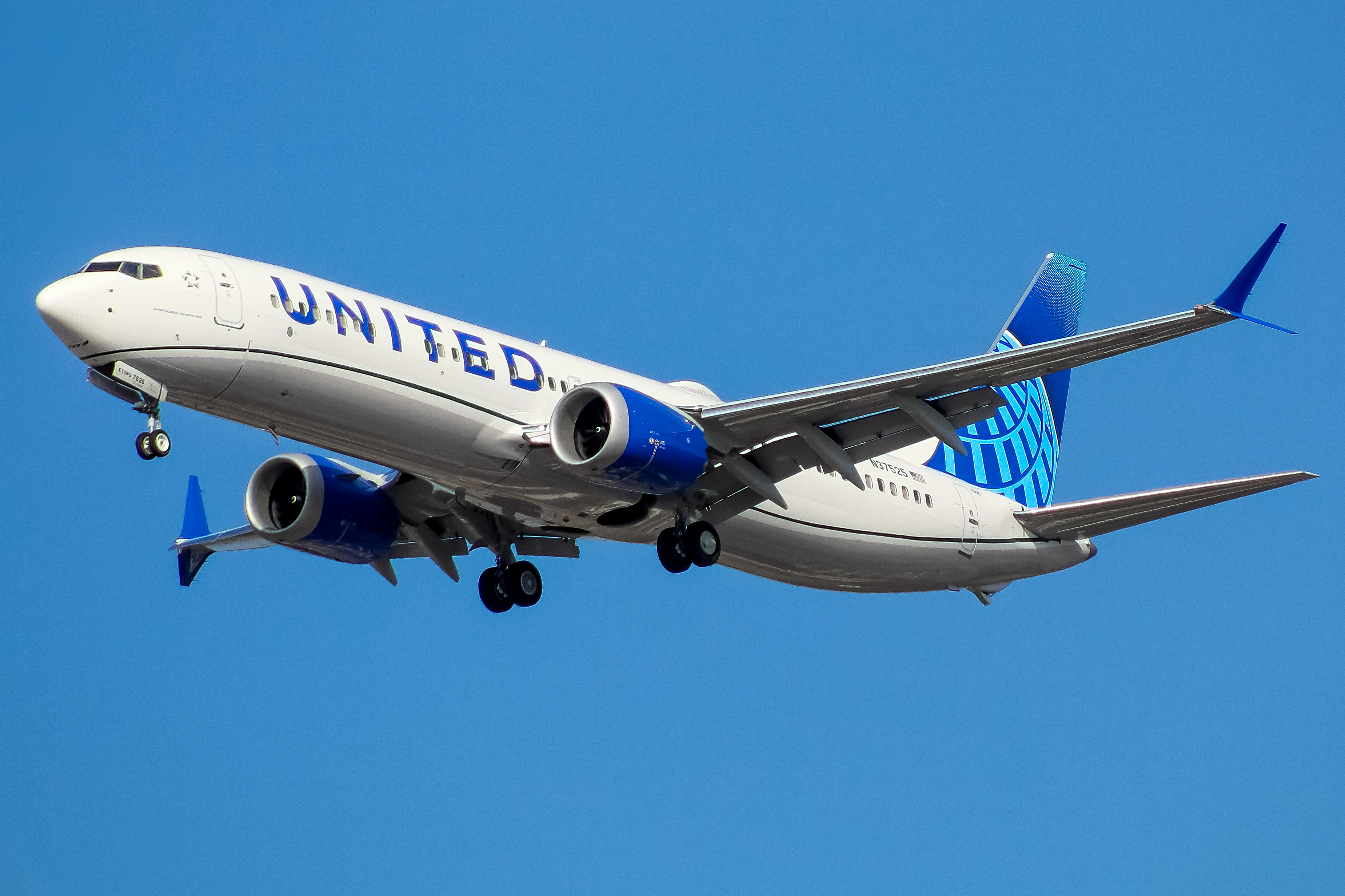 Full size: United Airlines Boeing 737 MAX 9 N37525 at Chicago O'Hare International Airport