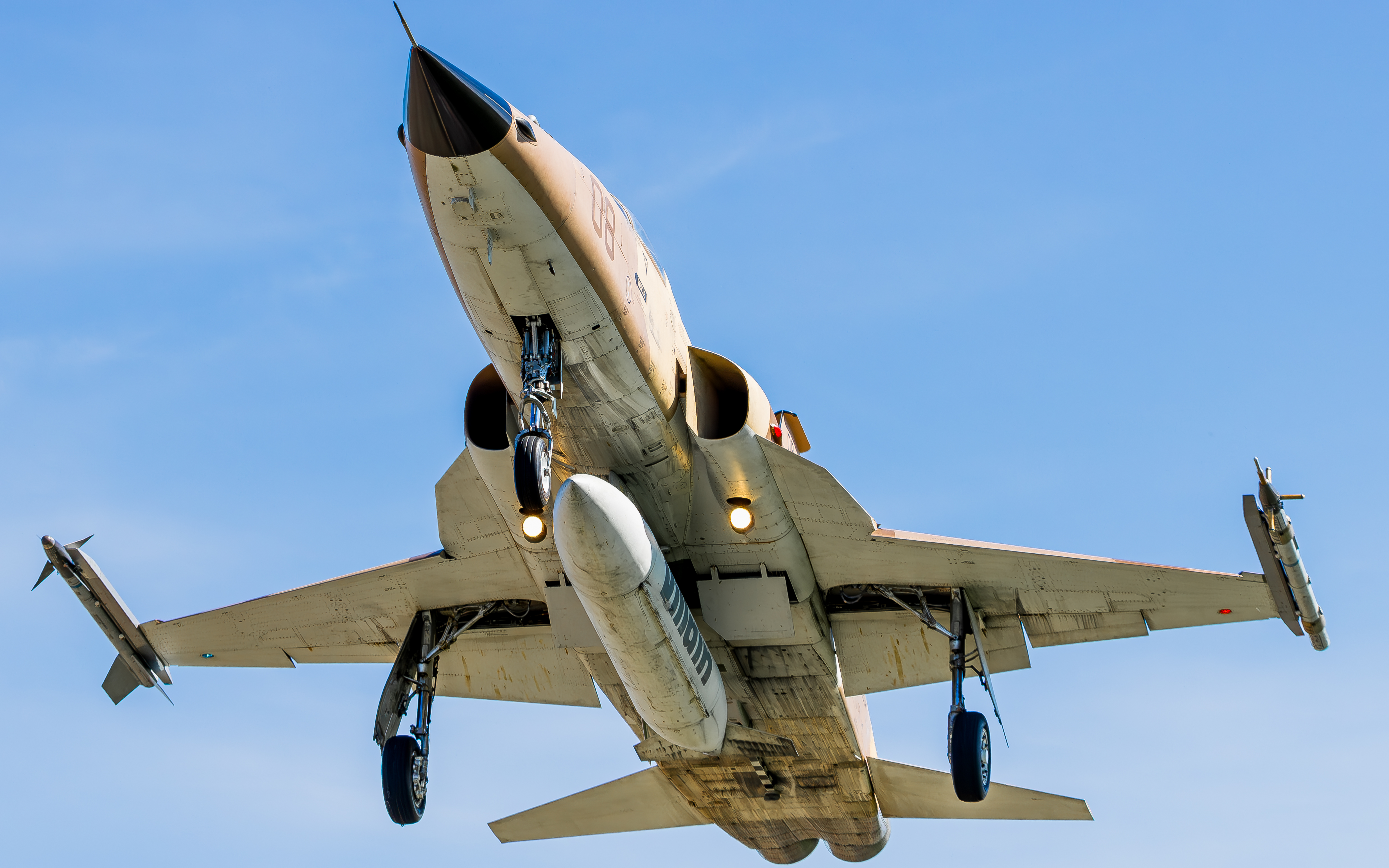 Full size: Tactical Air Support Northrop F-5 Tiger N926TA at Klamath Falls Airport