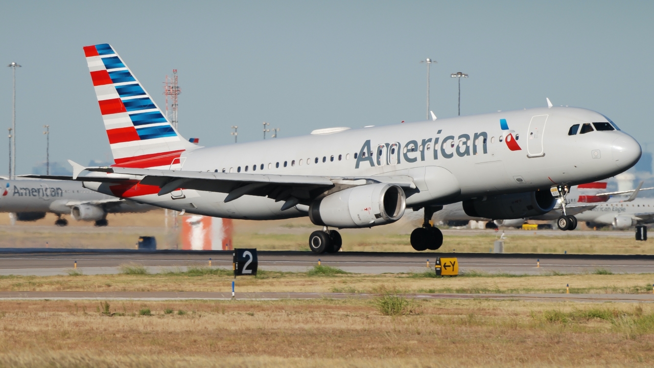 Full size: American Airlines Airbus A320 N651AW at Dallas-Fort Worth International Airport