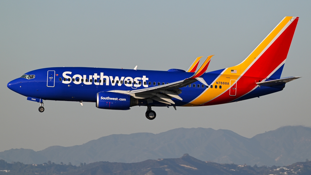 Full size: Southwest Airlines Boeing 737-700 N7888A at Los Angeles International Airport