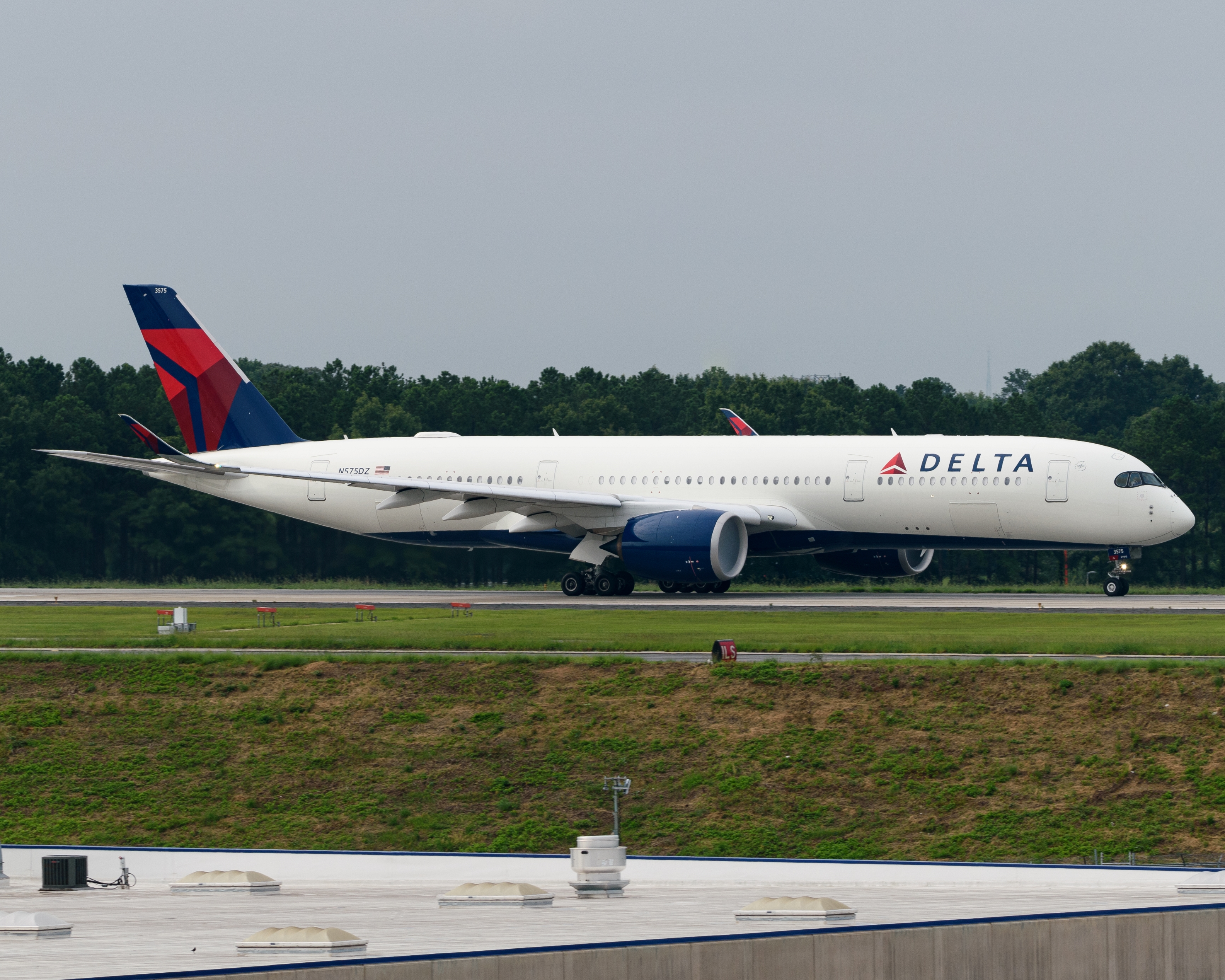 Full size: Delta Airlines Airbus A350-900 N575DZ at Hartsfield-Jackson Atlanta International Airport