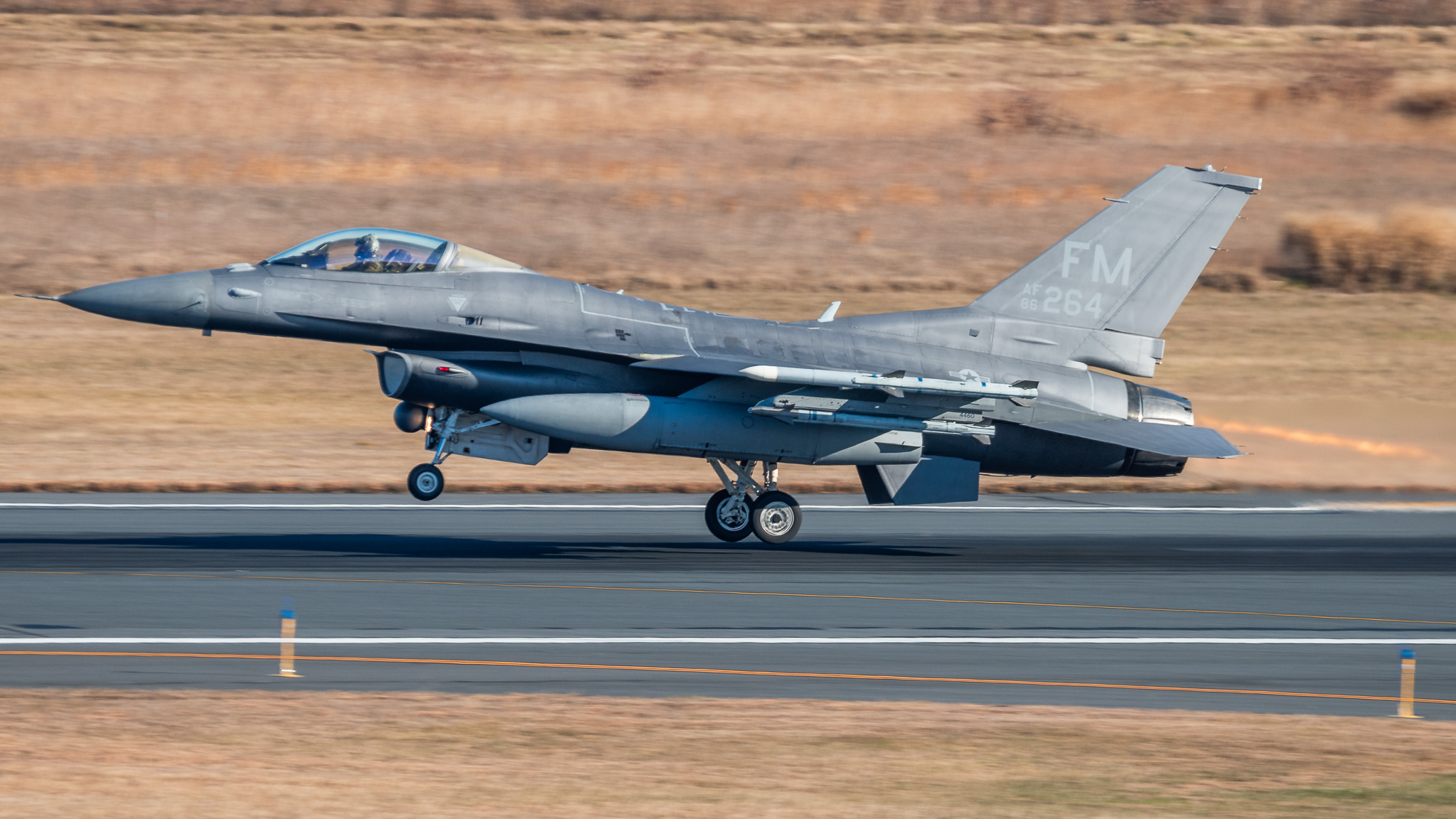 Full size: USAF - United States Air Force General Dynamics F-16 Fighting Falcon 86-0264 at Atlantic City International Airport