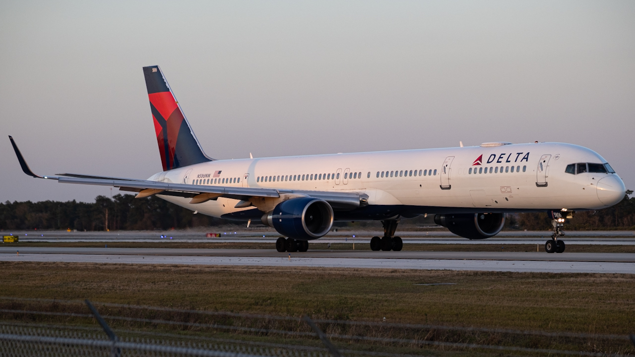 Full size: Delta Airlines Boeing 757-300 N586NW at Orlando International Airport