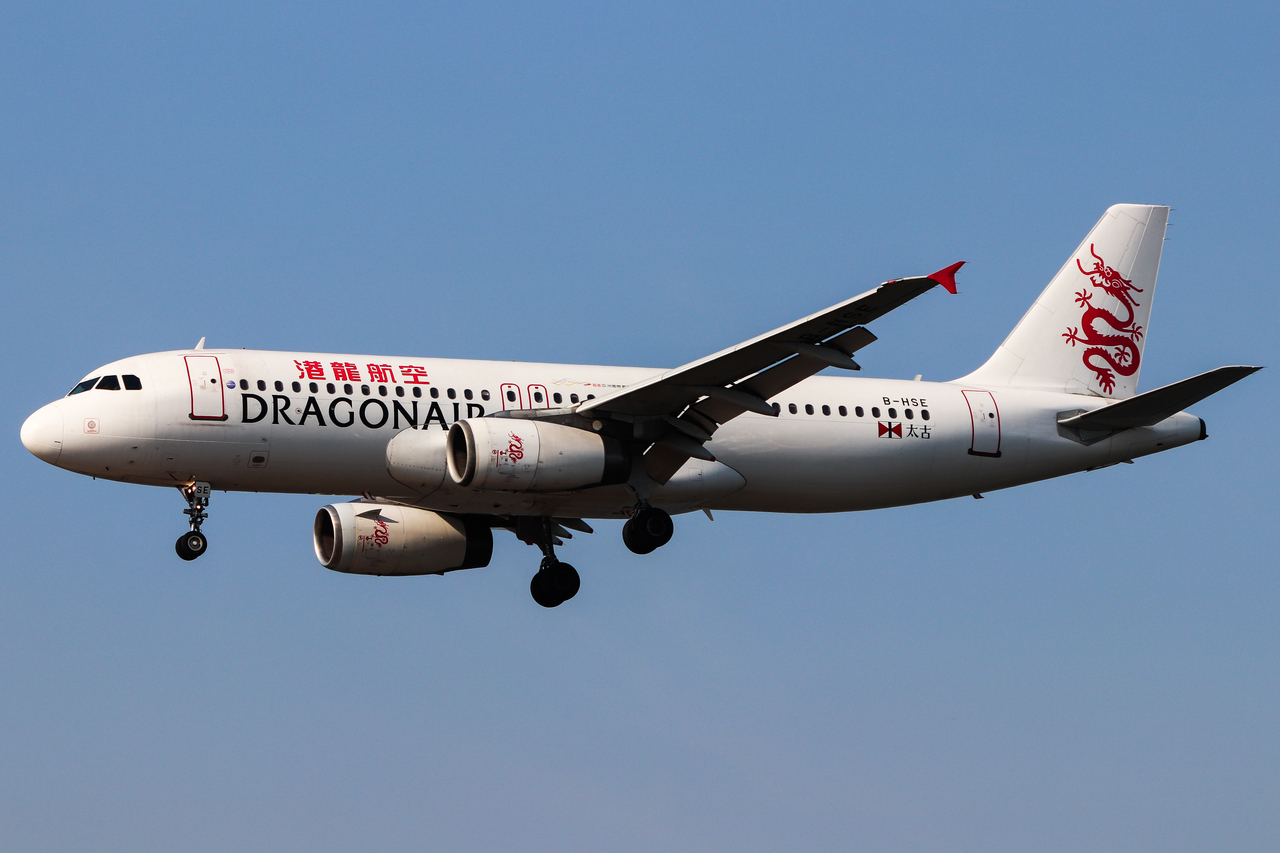 Full size: Cathay Dragon Airbus A320 B-HSE at Hong Kong International Airport
