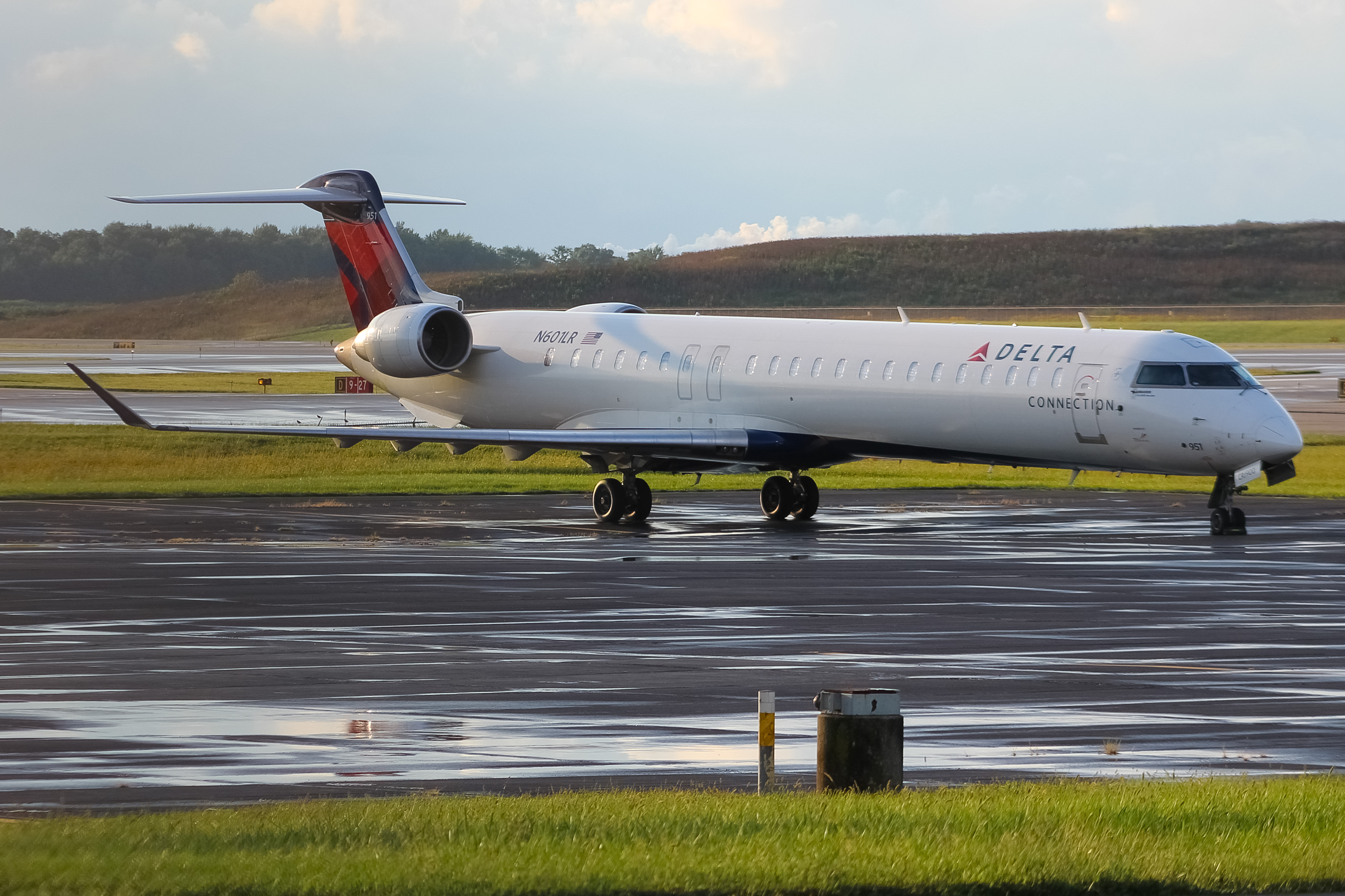 Full size: Delta Connection Mitsubishi CRJ-900 N601LR at Cincinnati/Northern Kentucky International Airport
