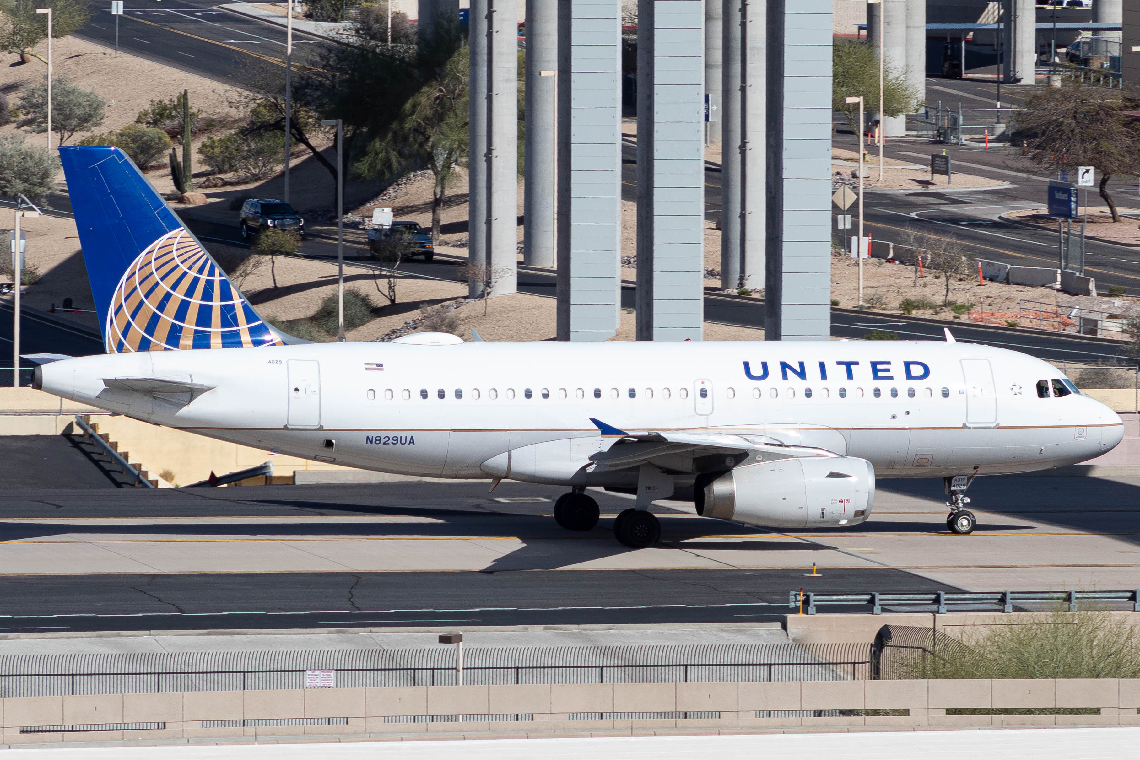 Full size: United Airlines Airbus A319 N829UA at Phoenix Sky Harbor International Airport