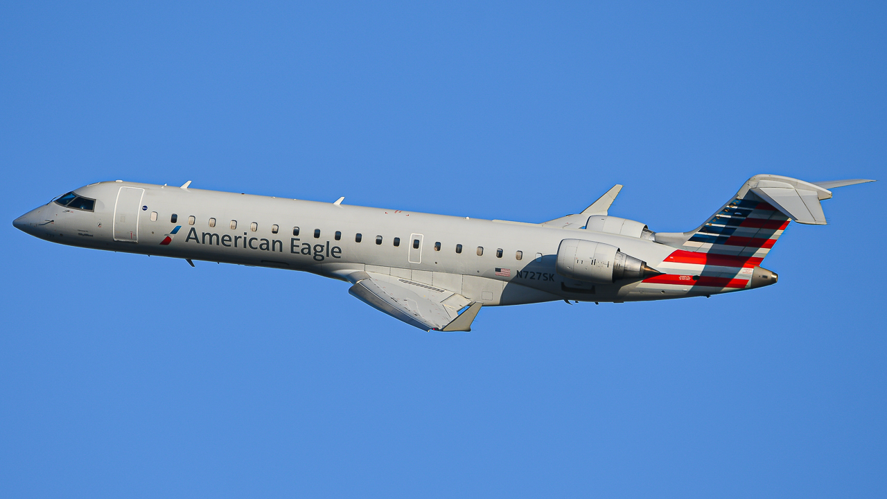 Full size: American Eagle Mitsubishi CRJ-700 N727SK at Chicago O'Hare International Airport