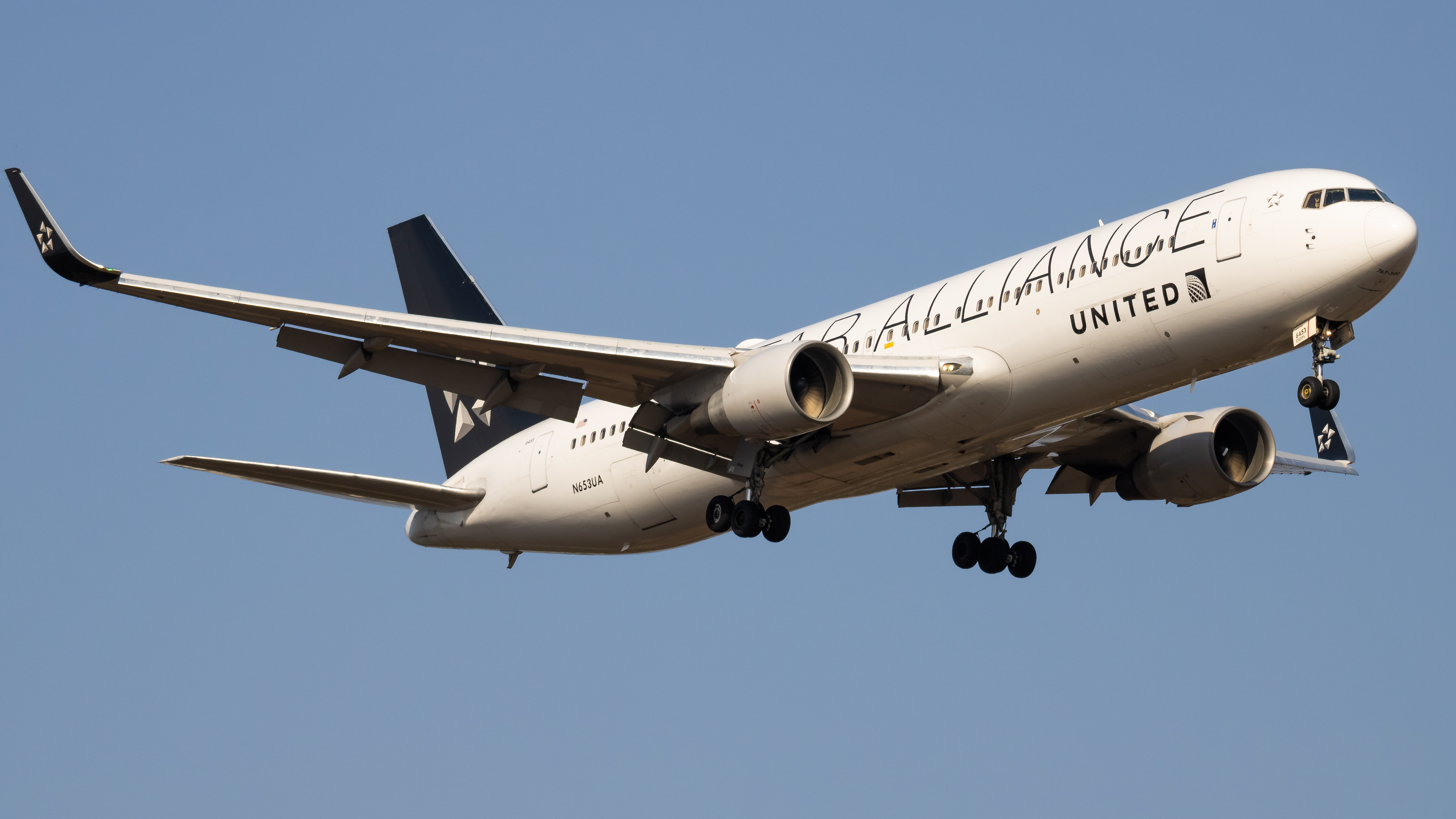 Full size: United Airlines Boeing 767-300 N653UA at Washington Dulles International Airport