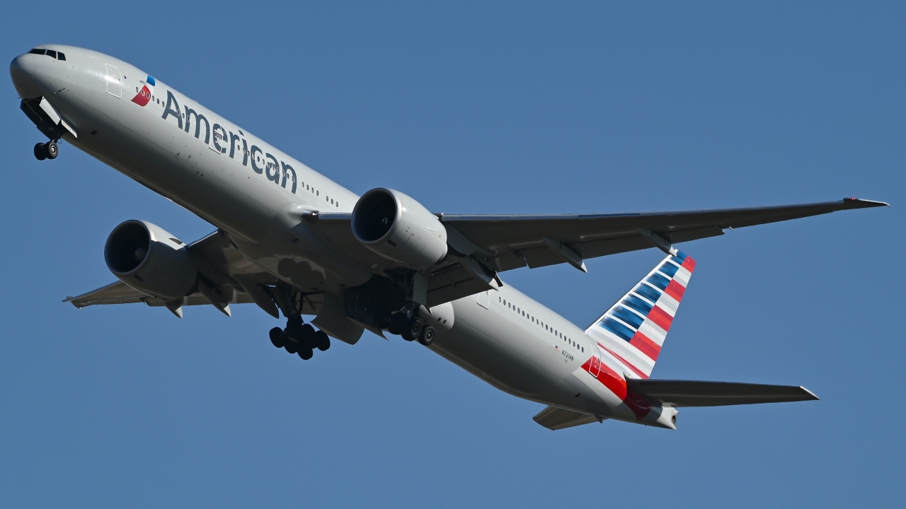 Full size: American Airlines Boeing 777-300ER N721AN at Dallas-Fort Worth International Airport