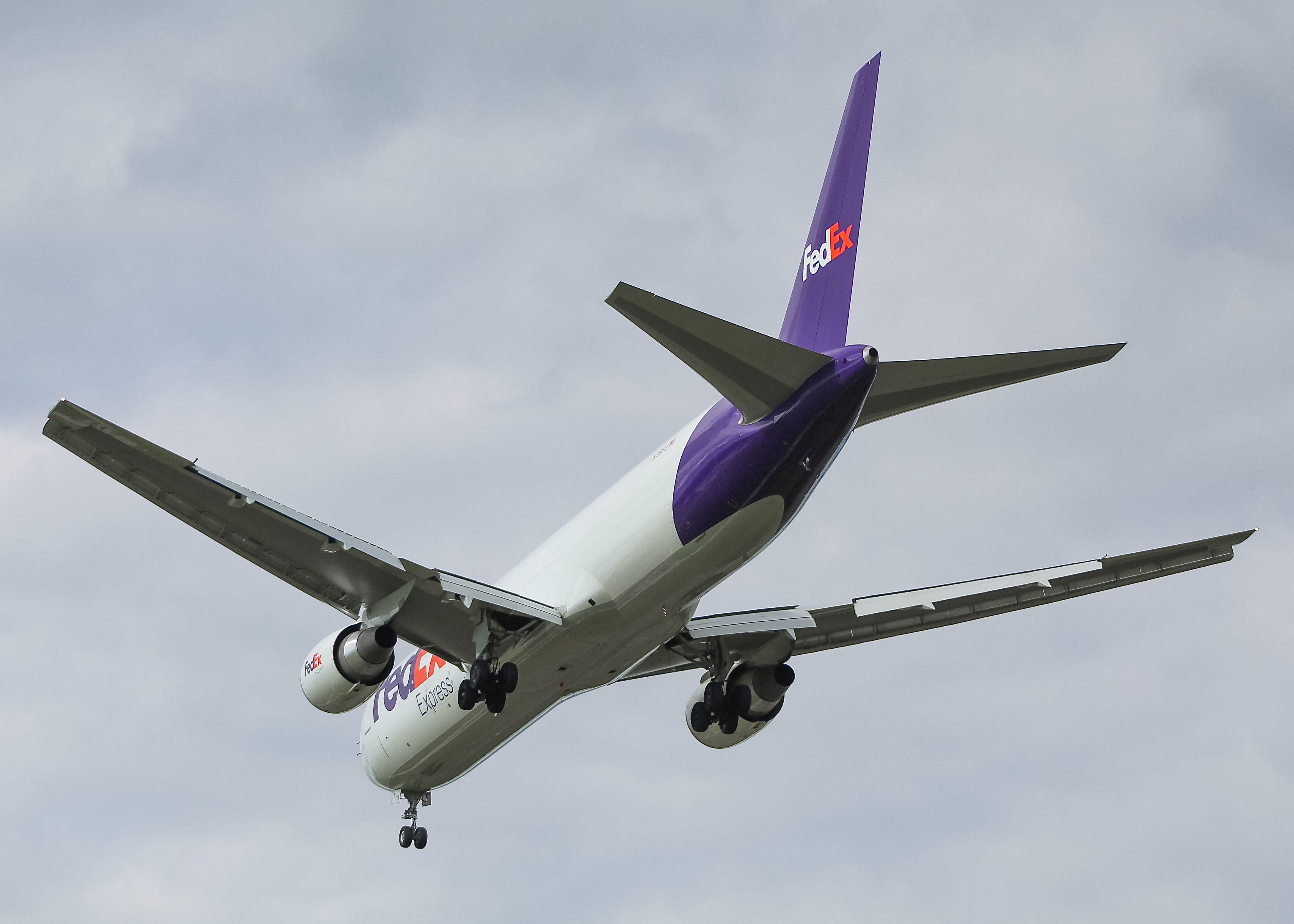 Full size: FedEx Boeing 767-300F N119FE at General Mitchell International Airport