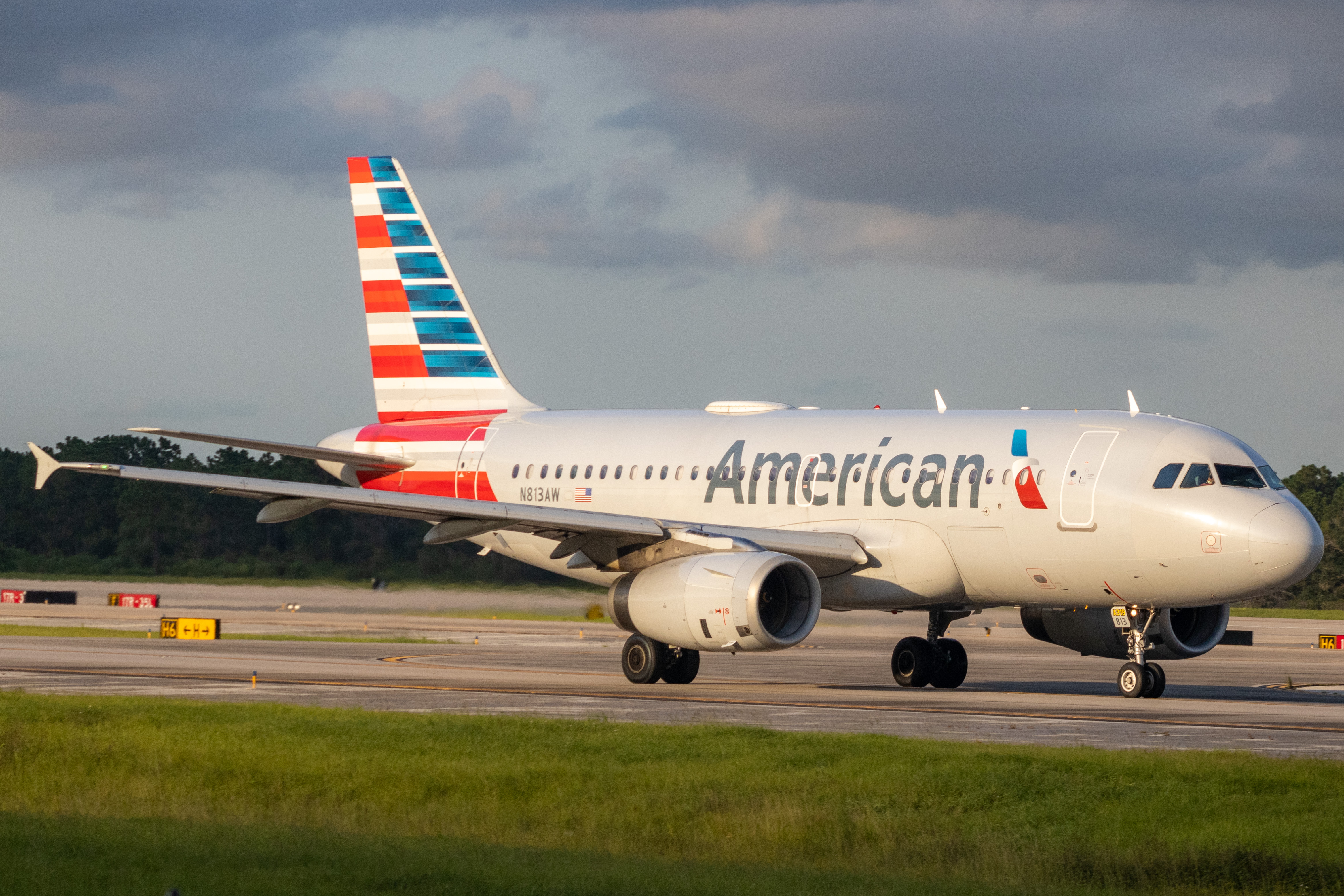 Full size: American Airlines Airbus A319 N813AW at Orlando International Airport