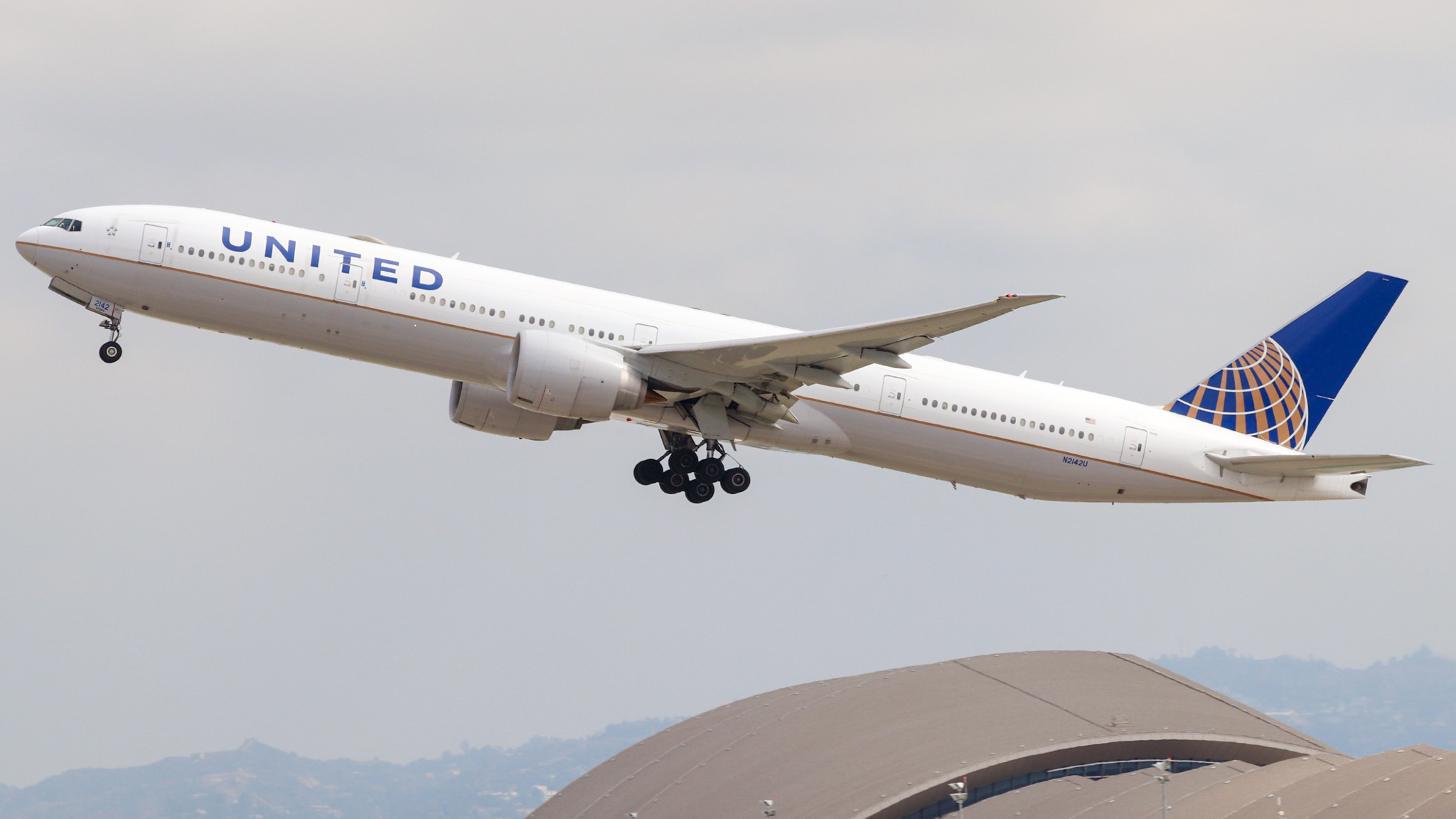 Full size: United Airlines Boeing 777-300ER N2142U at Los Angeles International Airport