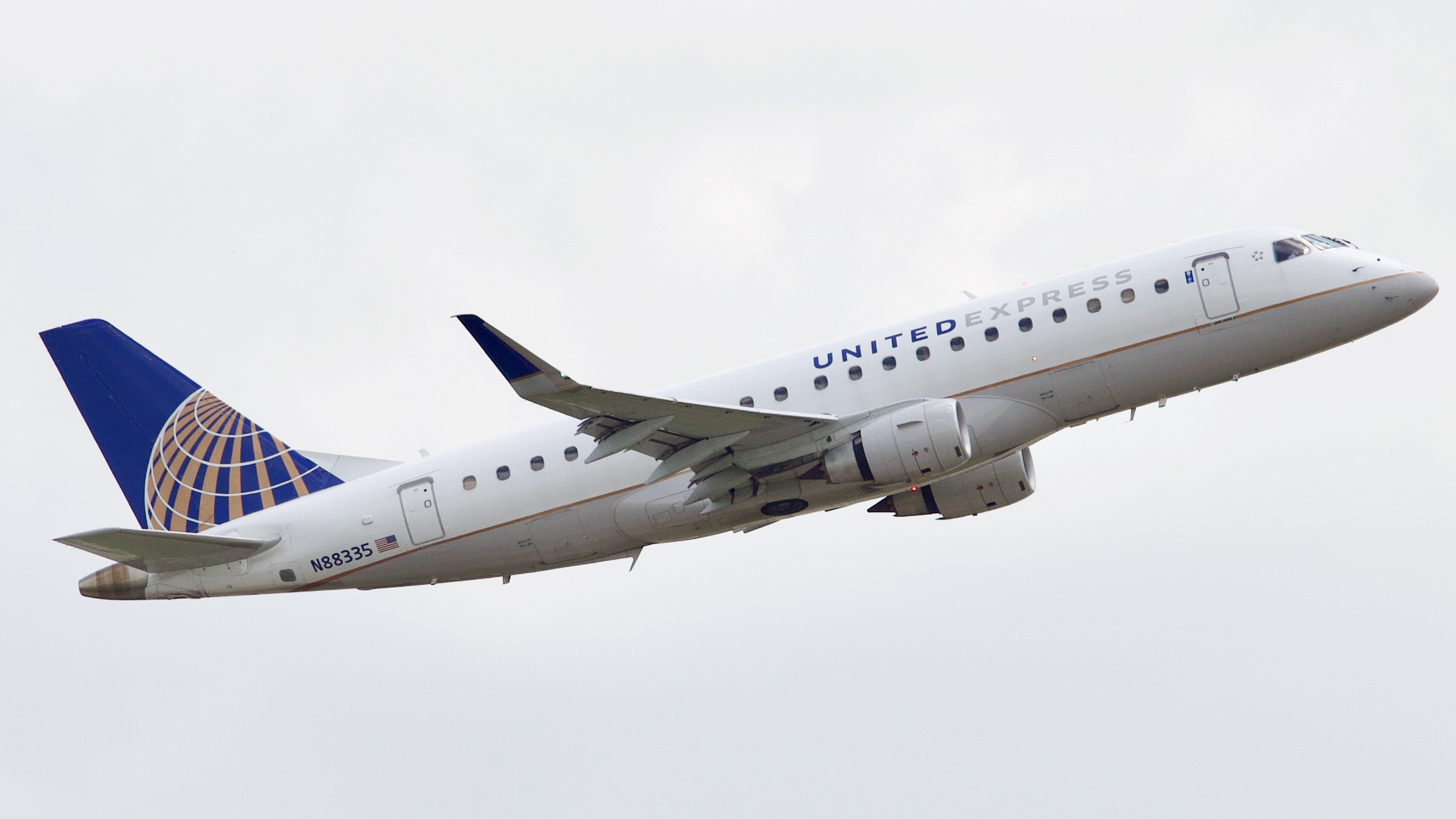 Full size: United Express Embraer E175 N88335 at Houston-George Bush Intercontinental Airport