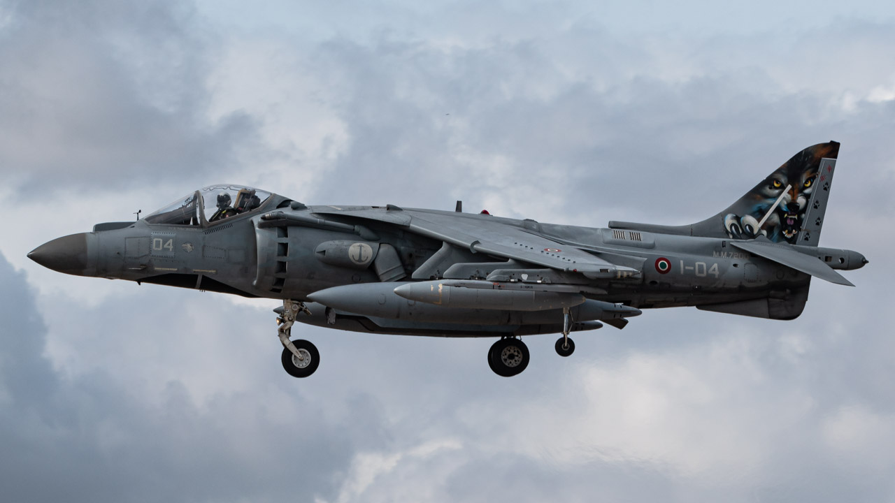 Full size: Italian Navy McDonnell Douglas AV-8B+ Harrier II GRUPAER MM55032 at Fairford Airport