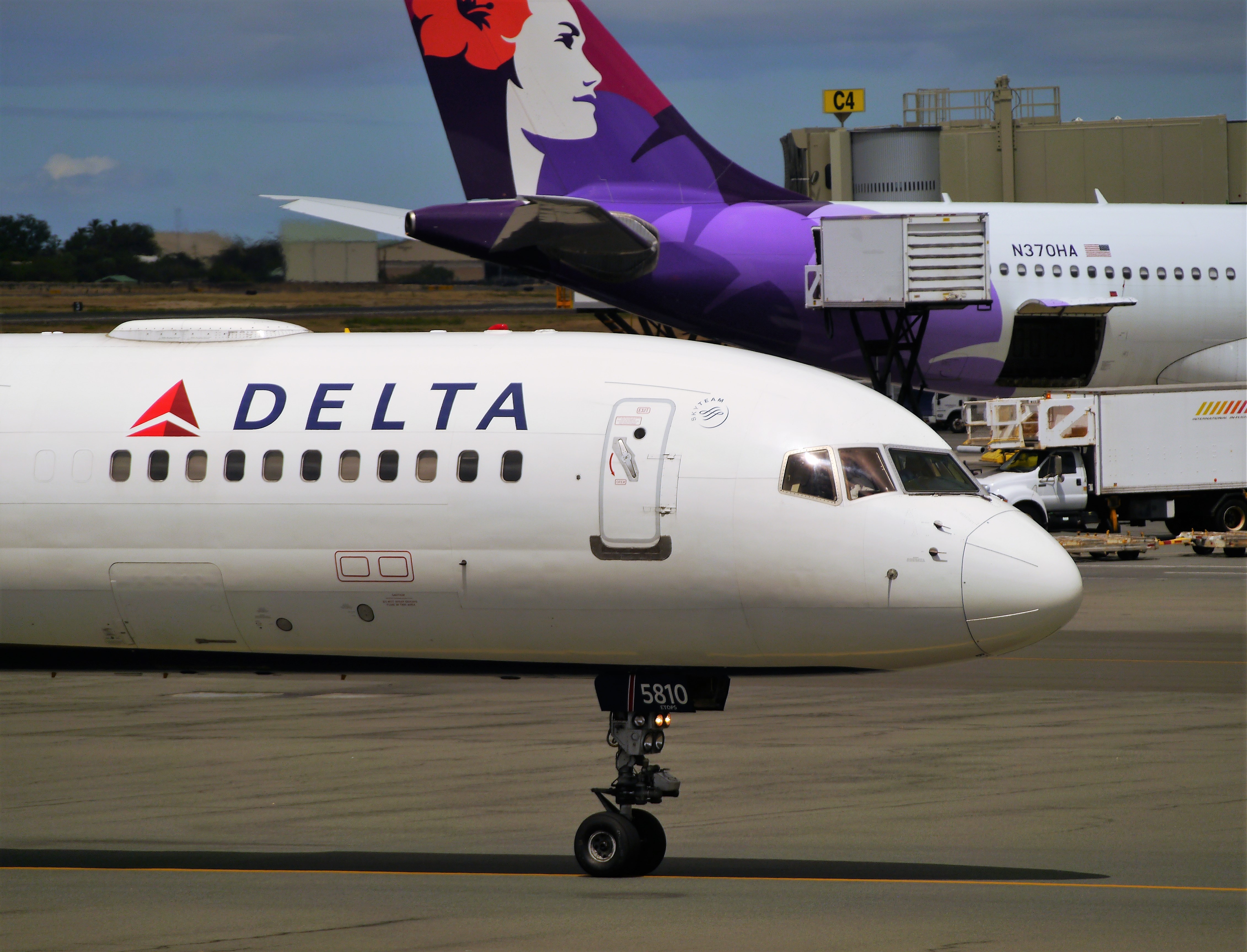 Full size: Delta Airlines Boeing 757-300 N581NW at Daniel K Inouye International Airport