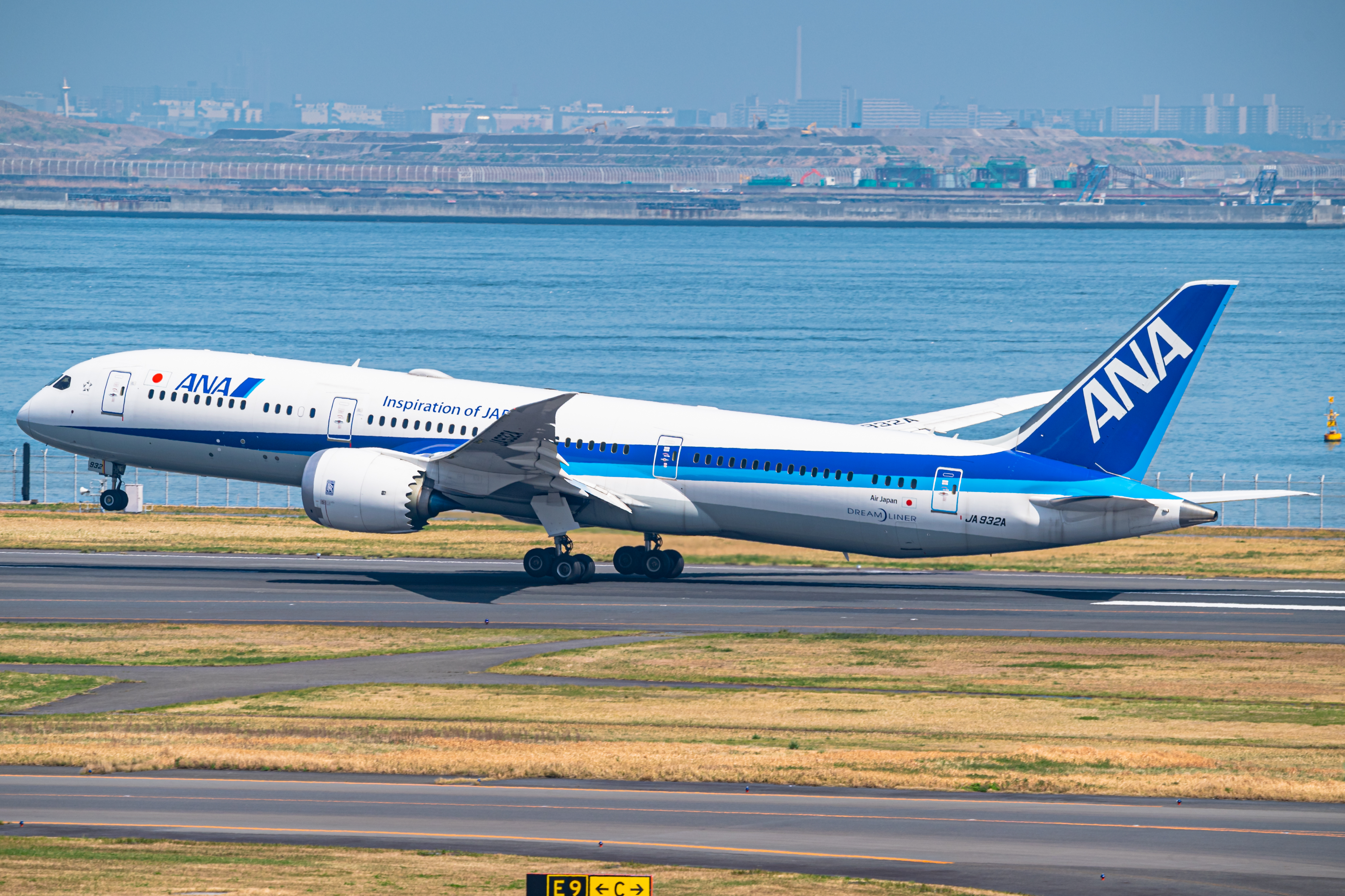 Full size: All Nippon Airways Boeing 787-9 JA932A at Tokyo-Haneda Airport