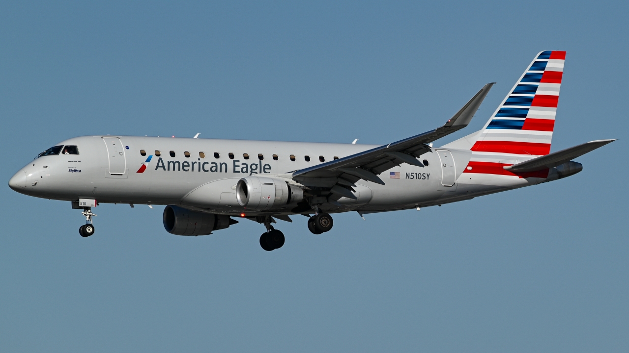 Full size: American Eagle Embraer E175 N510SY at Los Angeles International Airport