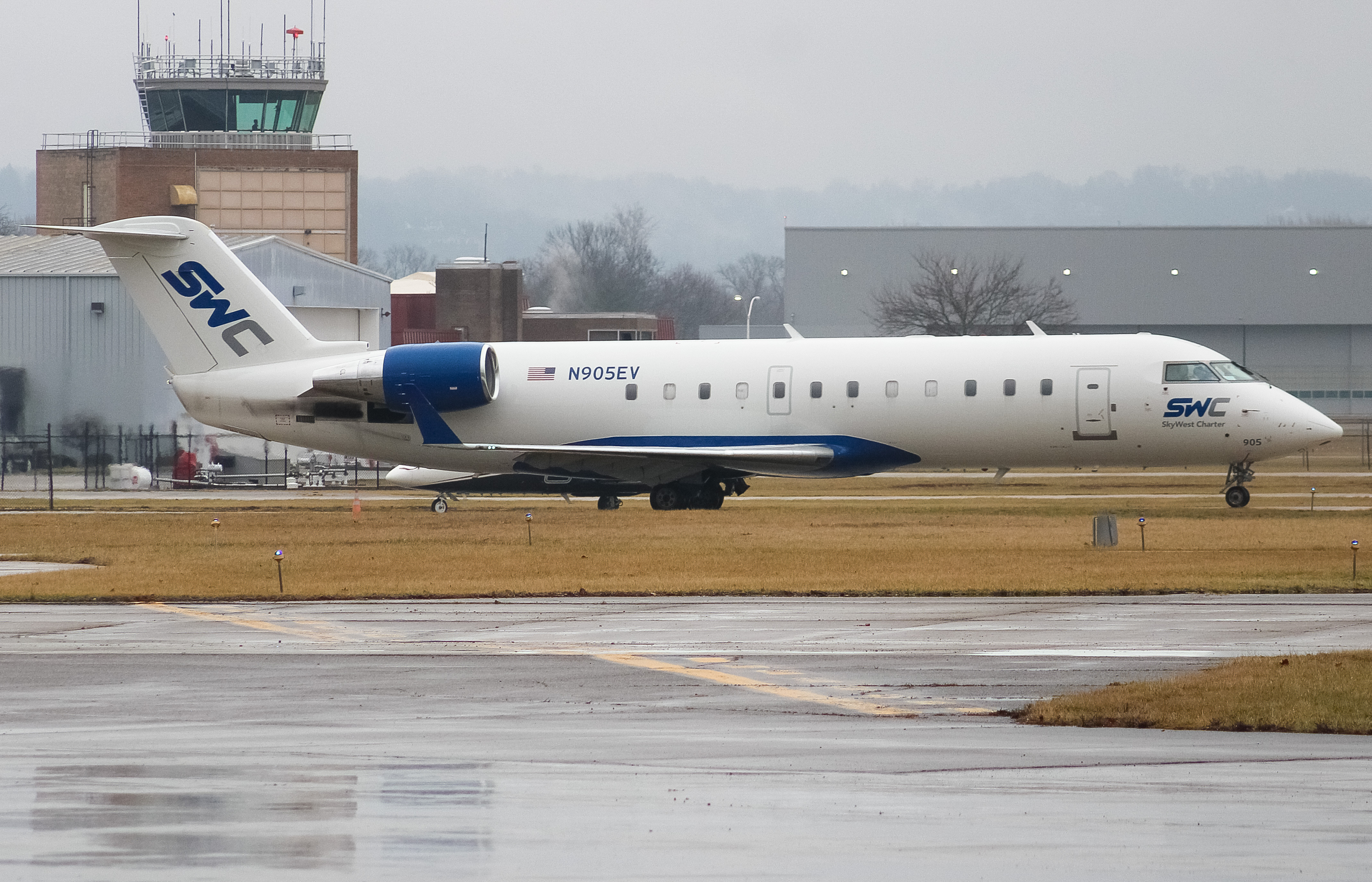 Full size: Skywest Charters Mitsubishi CRJ-200 N905EV at Cincinnati Municipal Airport/Lunken Field