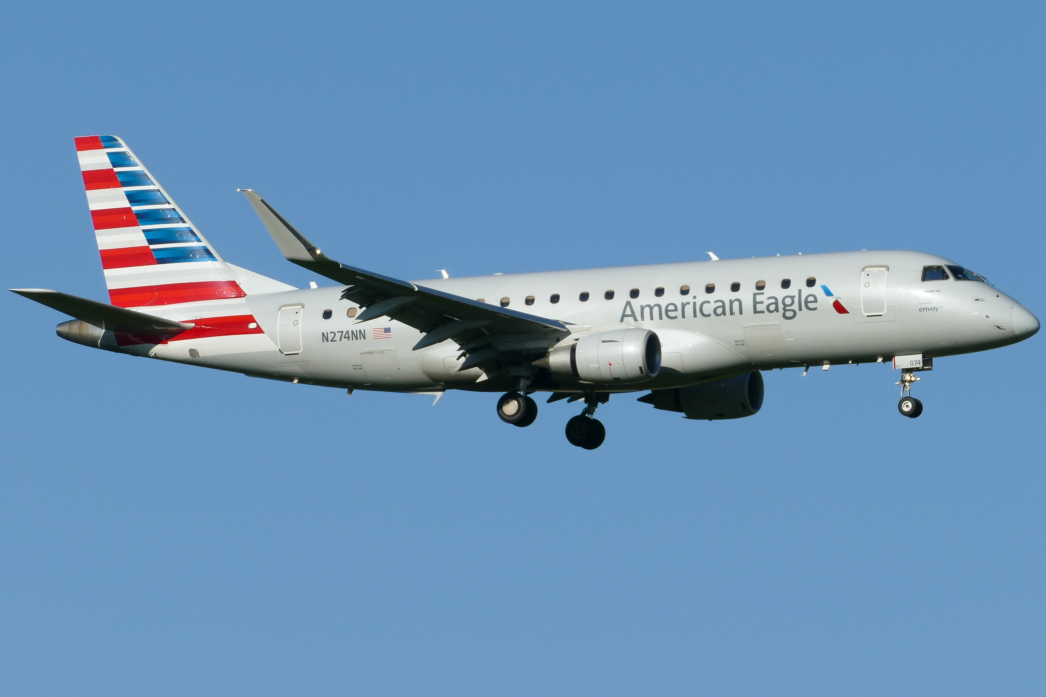 Full size: American Eagle Embraer E175 N274NN at Austin-Bergstrom International Airport