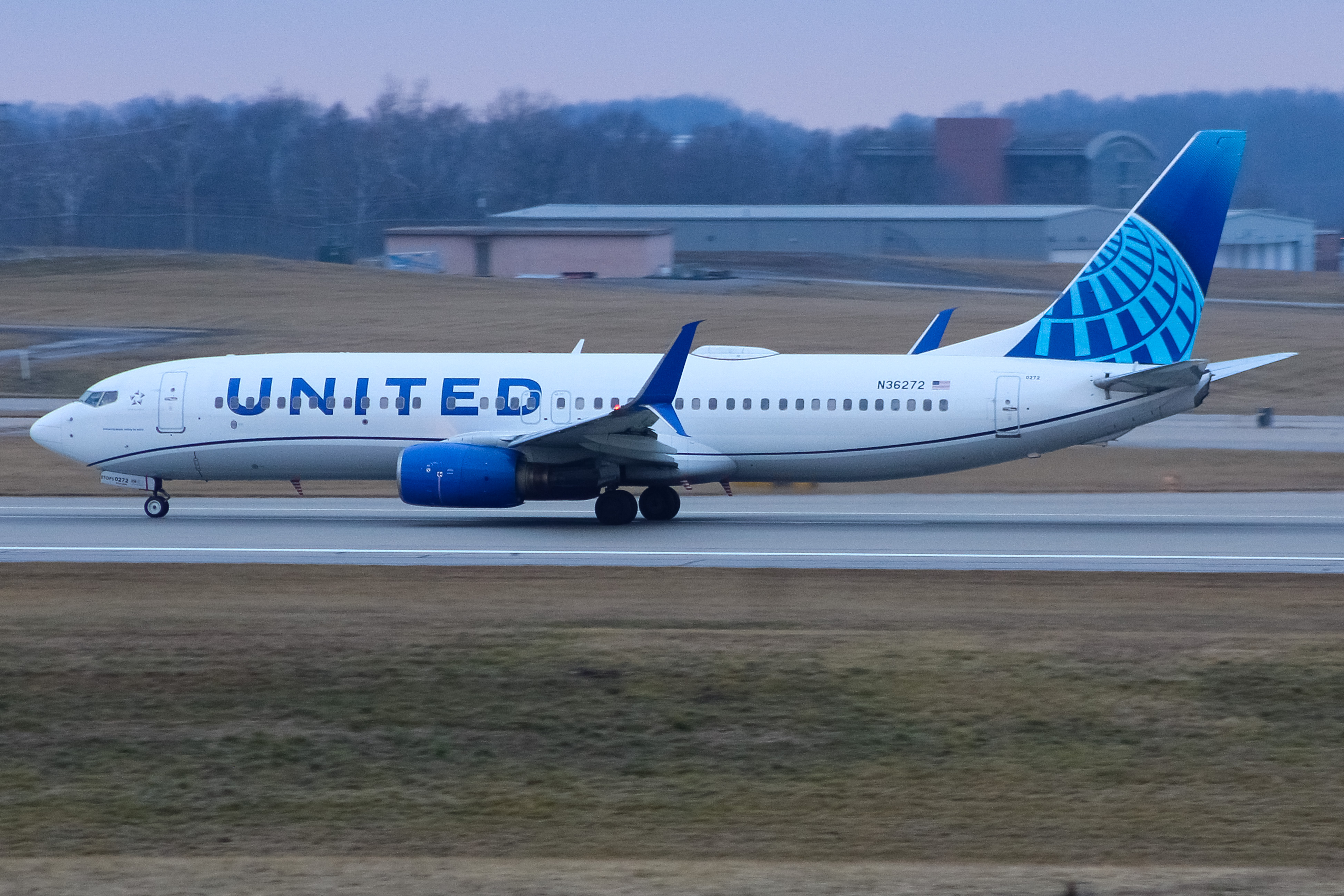 Full size: United Airlines Boeing 737-800 N36272 at Cincinnati/Northern Kentucky International Airport