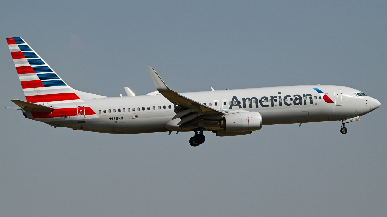 Full size: American Airlines Boeing 737-800 N988NN at Dallas-Fort Worth International Airport