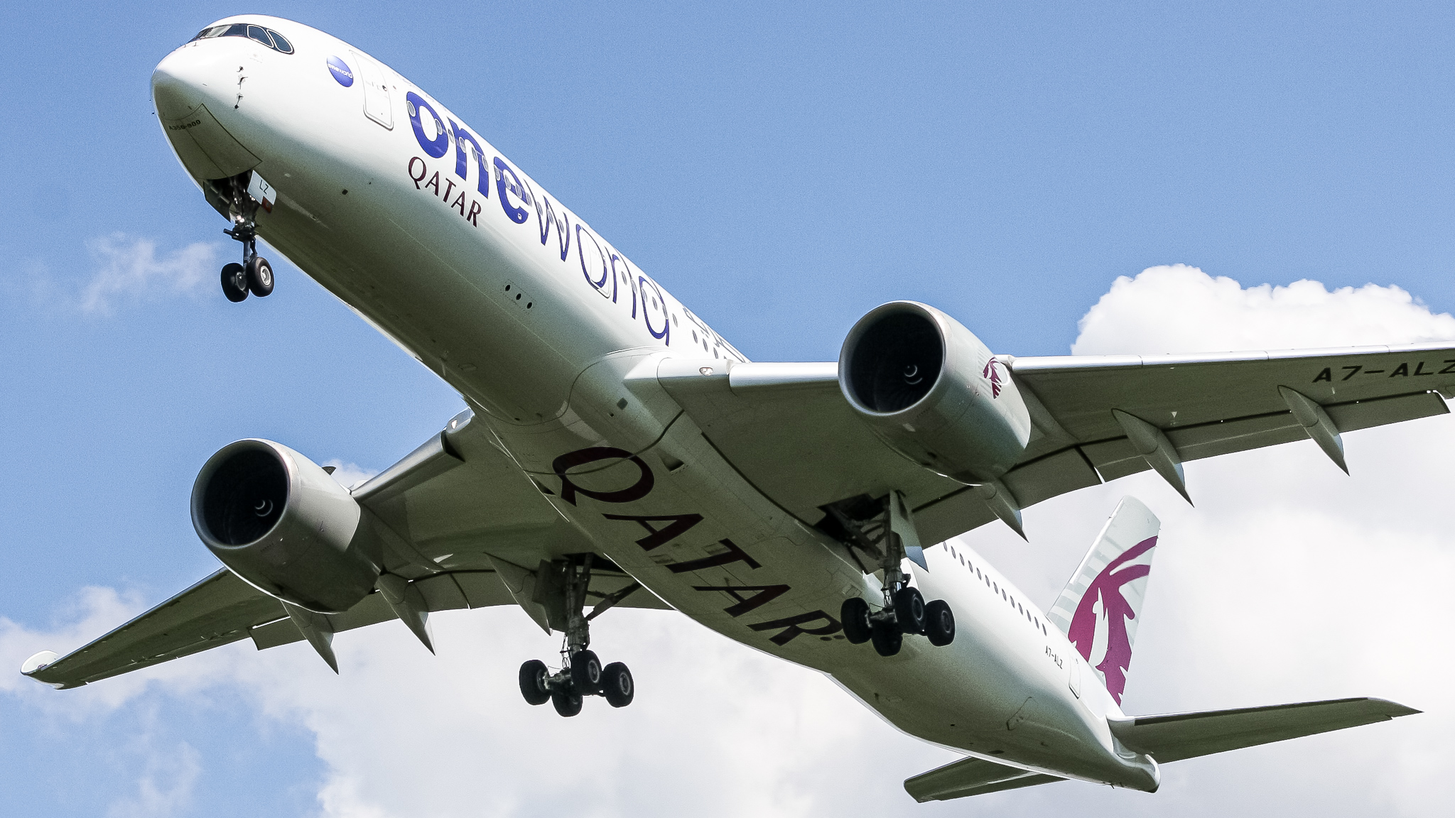 Full size: Qatar Airways Airbus A350-900 A7-ALZ at Washington Dulles International Airport