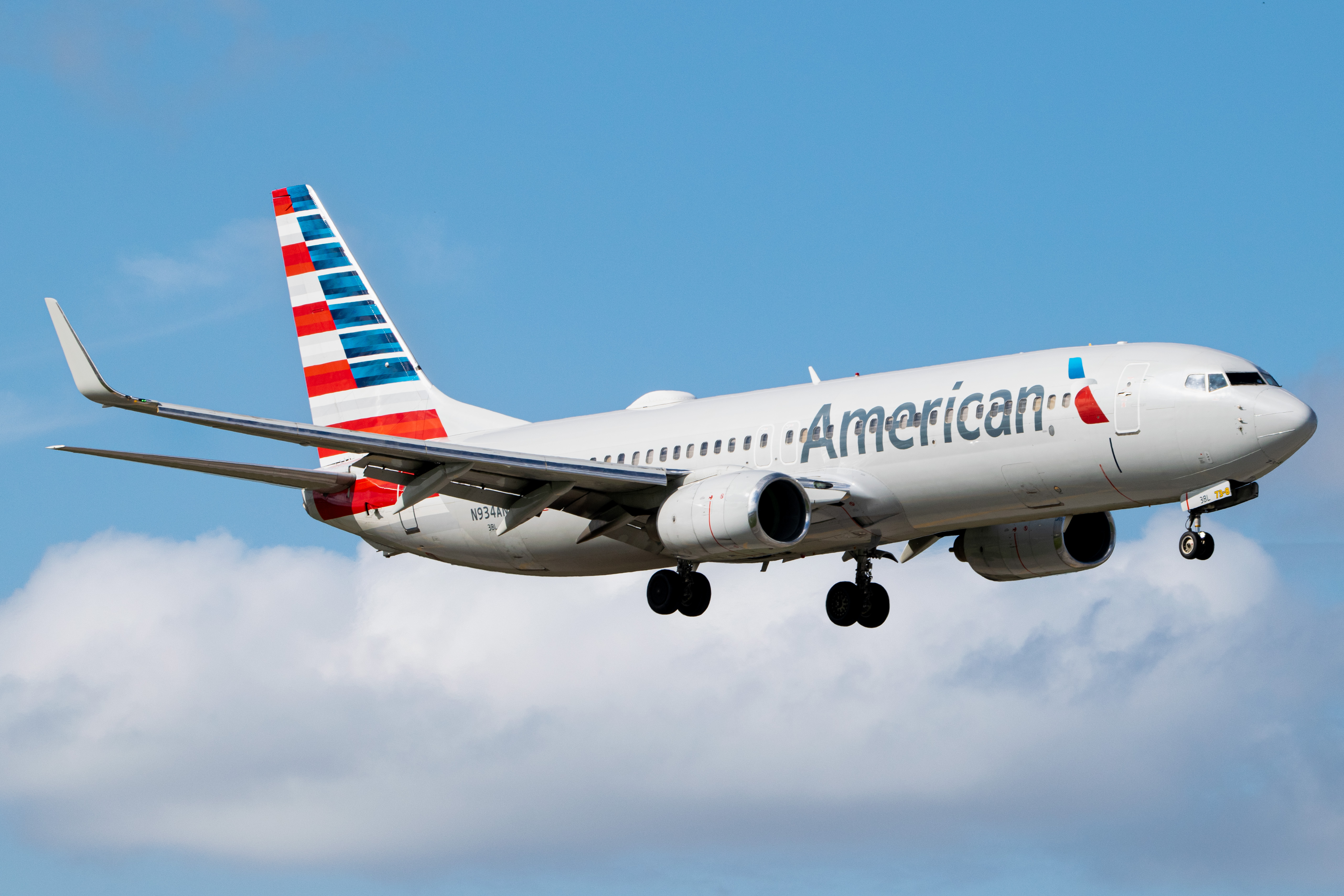 Full size: American Airlines Boeing 737-800 N934AN at Miami International Airport