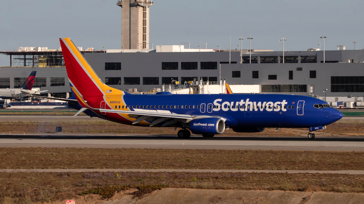 Full size: Southwest Airlines Boeing 737-800 N8550Q at Los Angeles International Airport