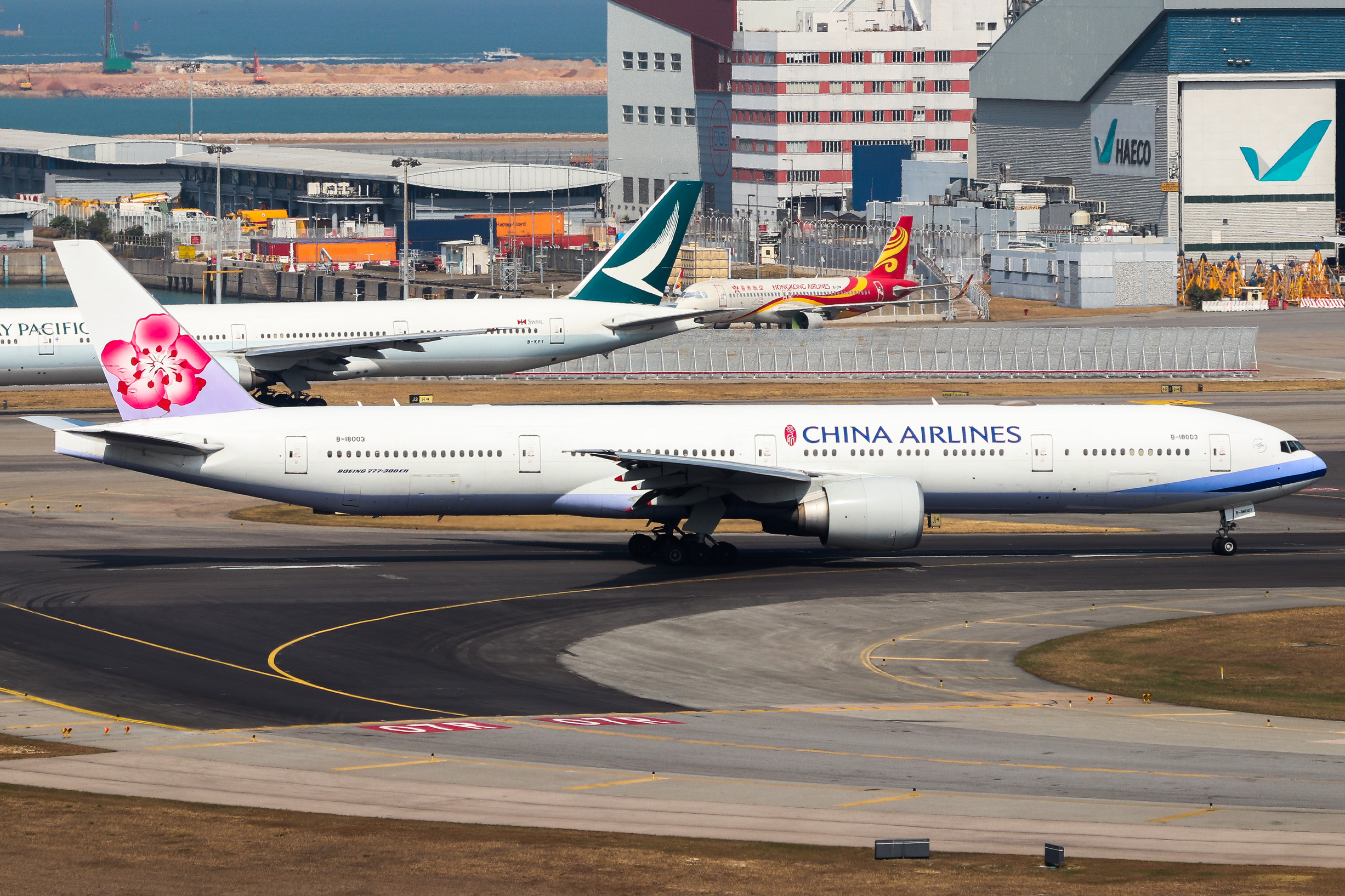 Full size: China Airlines Boeing 777-300ER B-18003 at Hong Kong International Airport