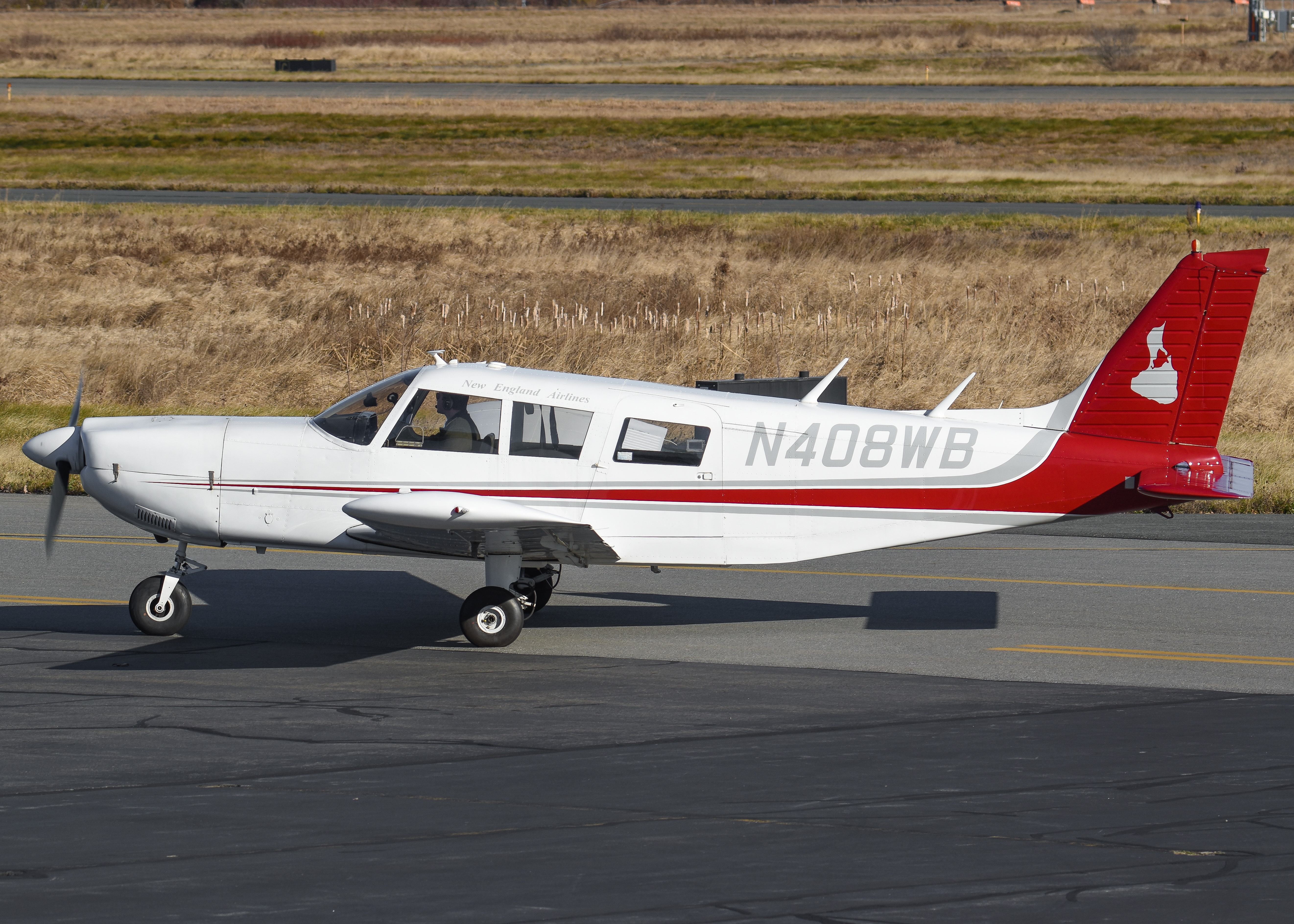 Full size: New England Airlines Piper PA-32 N408WB at Norwood Memorial Airport