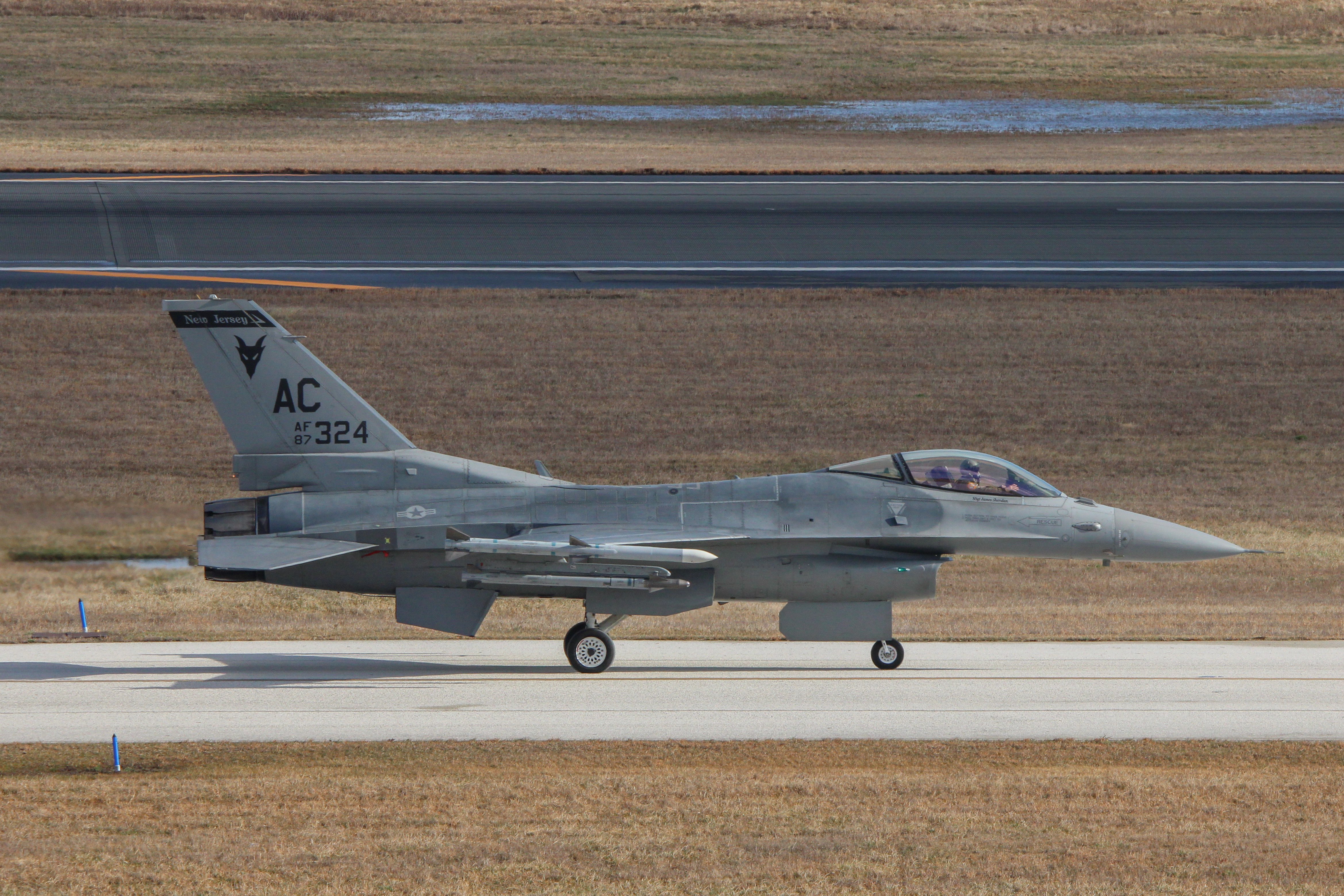 Full size: USAF - United States Air Force General Dynamics F-16 Fighting Falcon 87-0324 at Atlantic City International Airport