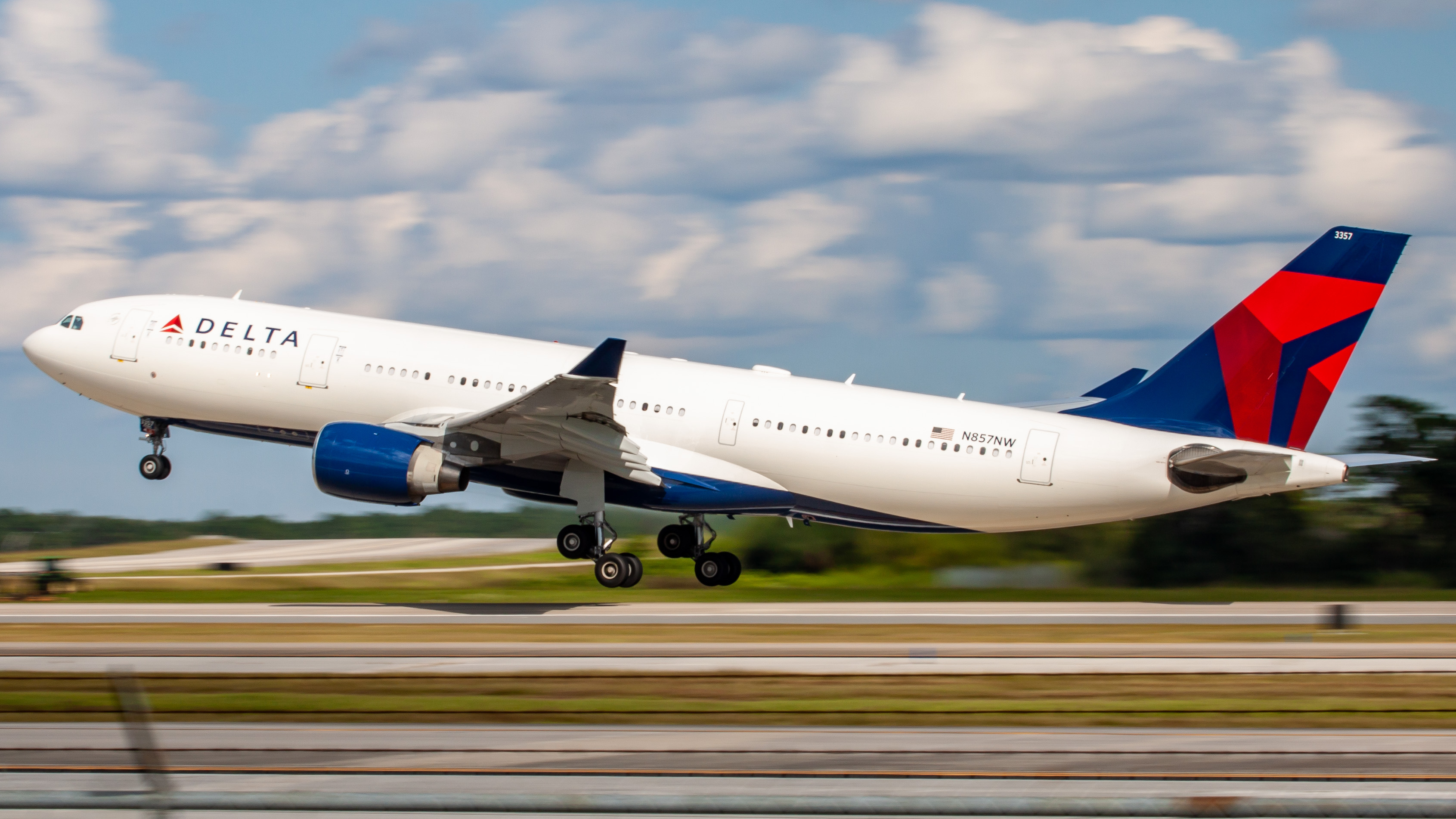 Full size: Delta Airlines Airbus A330-200 N857NW at Orlando International Airport
