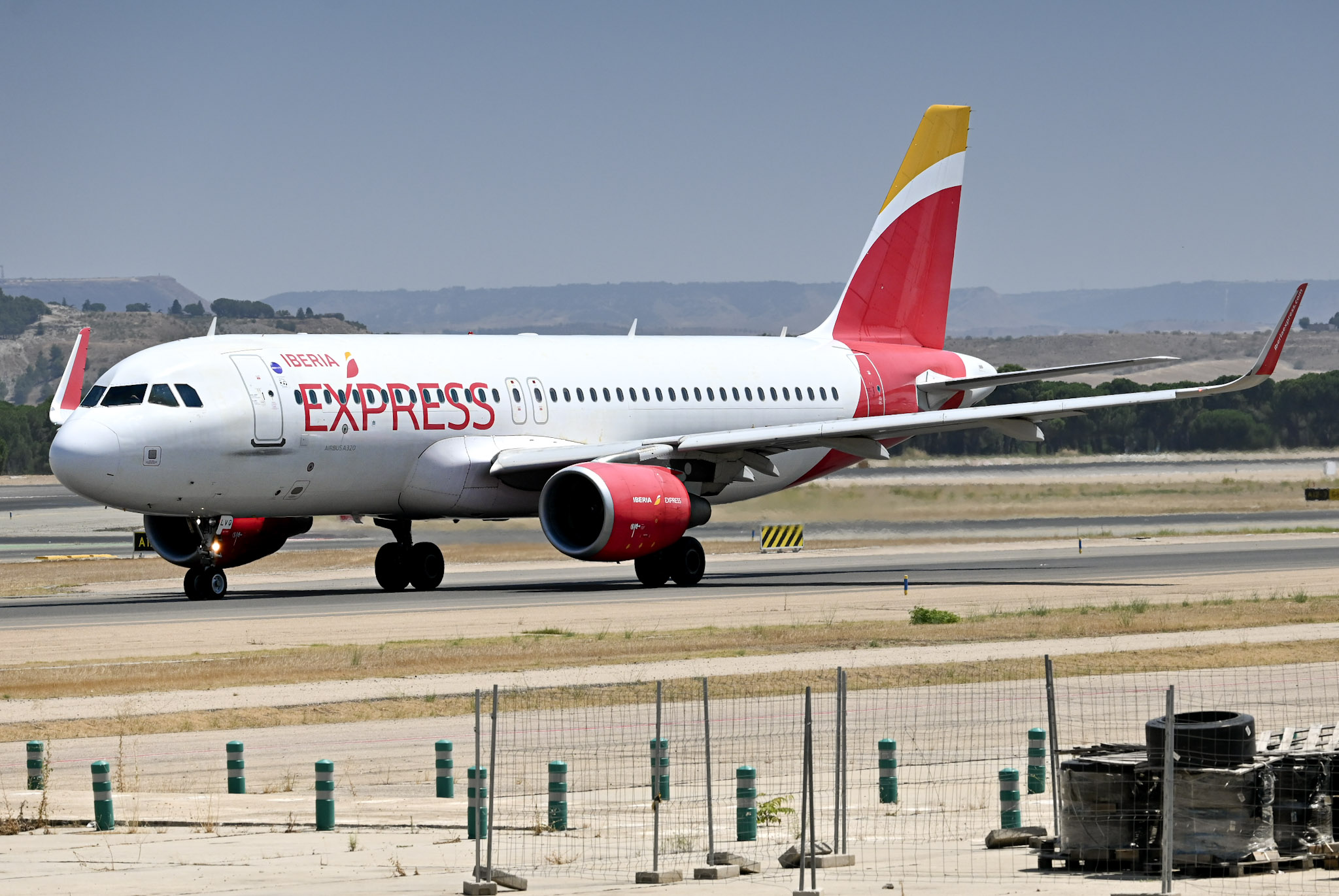 Full size: Iberia Express Airbus A320 EC-LVQ at Madrid Barajas Airport