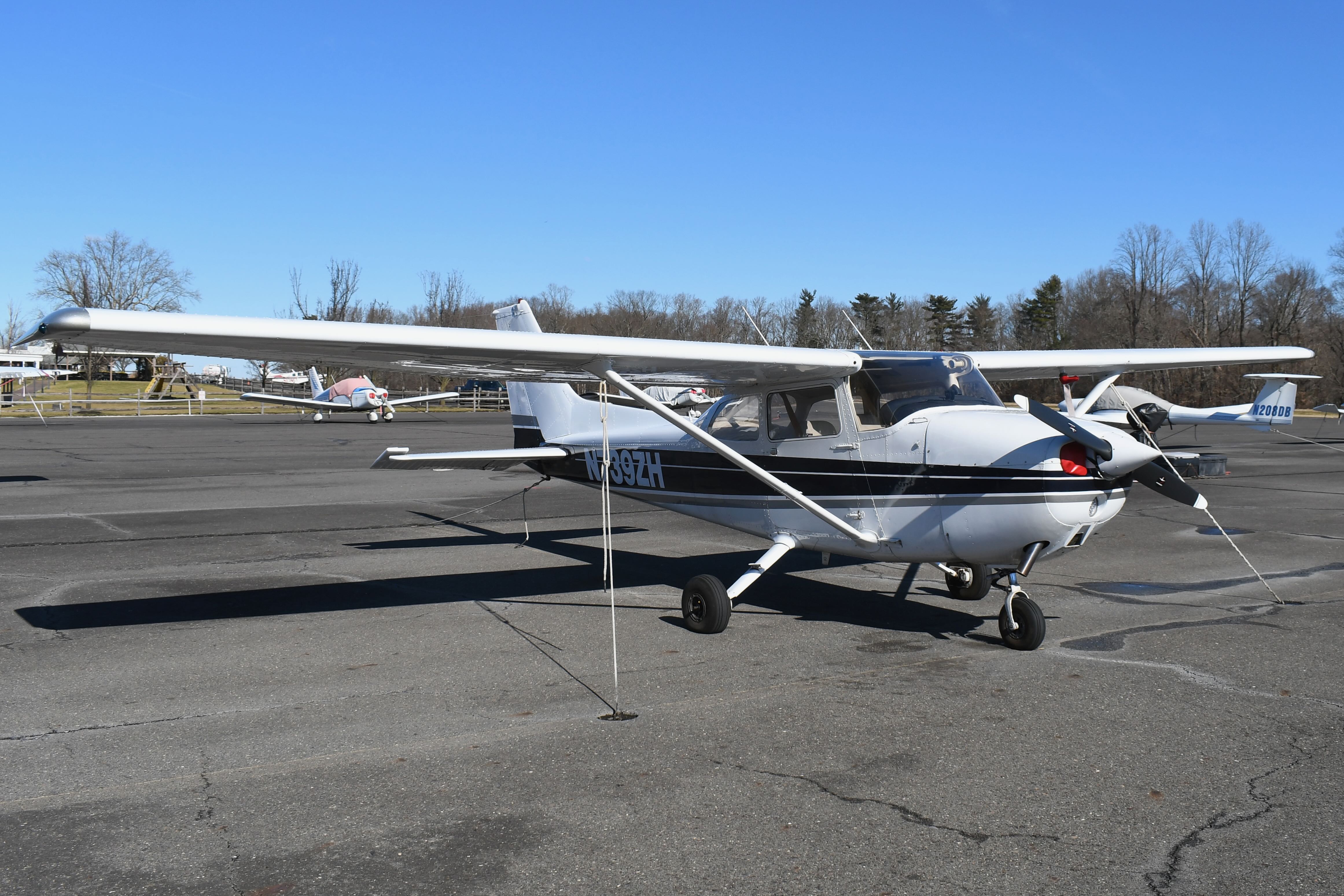 Full size: PRIVATE Cessna 172 N739ZH at Flying W Airport