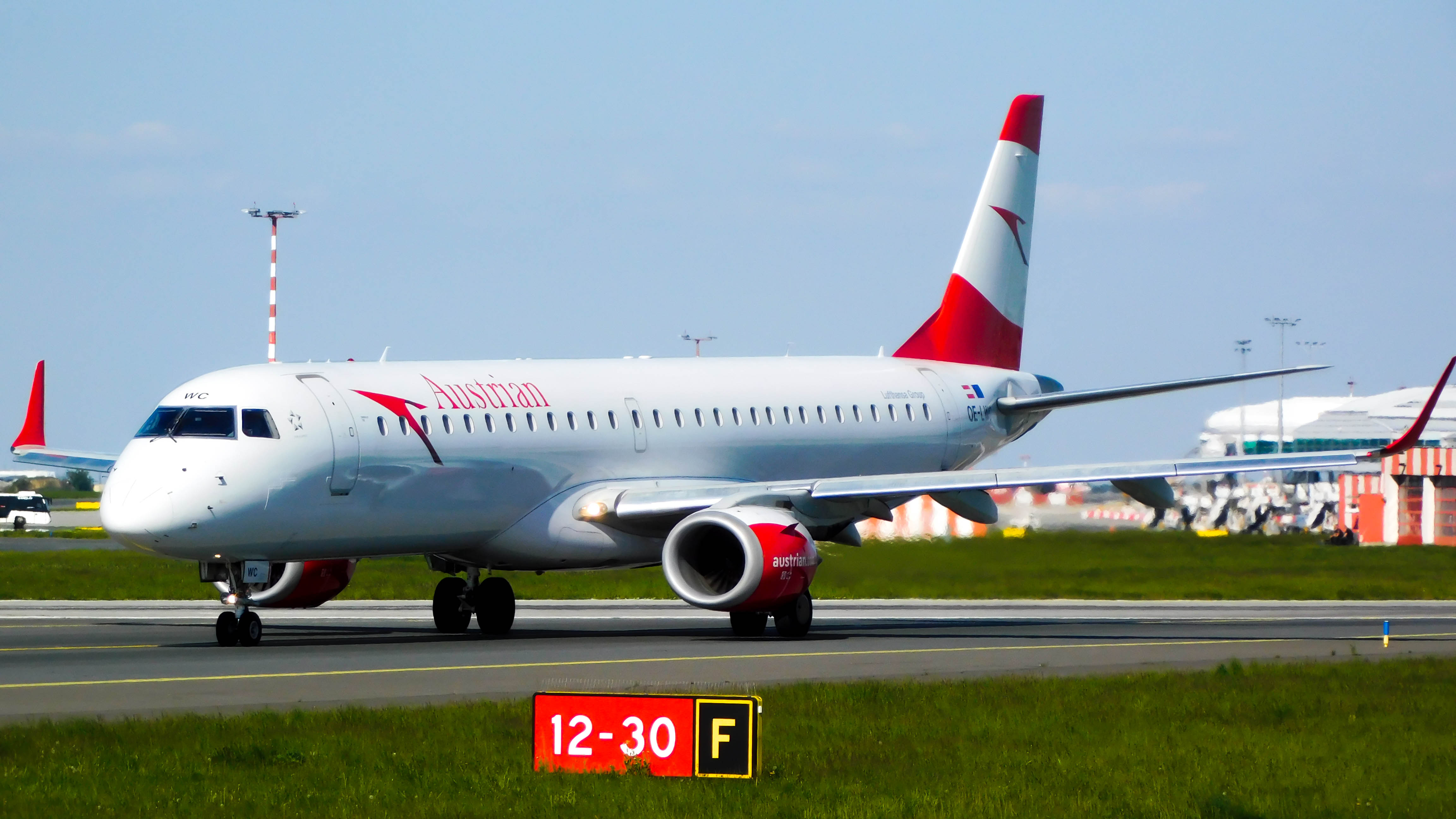 Full size: Austrian Airlines Embraer E195 OE-LWC at Prague Vaclav Havel Airport