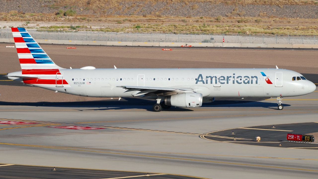 Full size: American Airlines Airbus A321-200 N552UW at Phoenix Sky Harbor International Airport