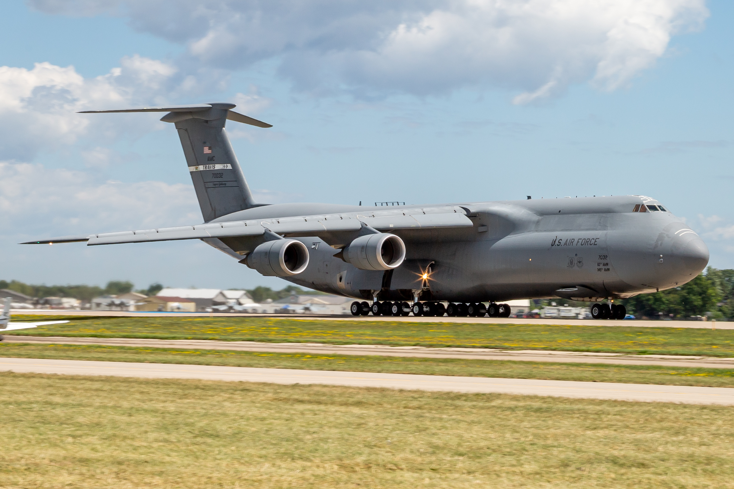 Full size: USAF - United States Air Force Lockheed C-5M Super Galaxy 87-0032 at Wittman Regional Airport