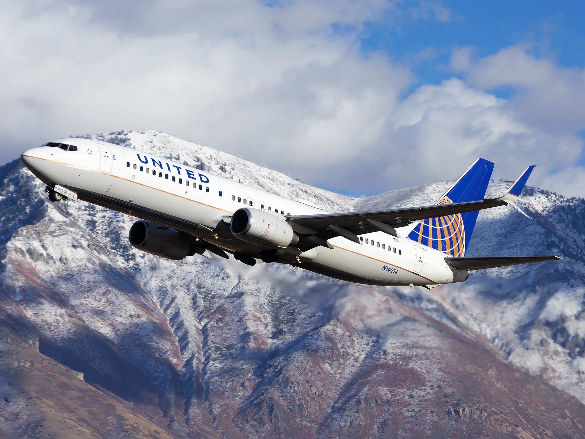 Full size: United Airlines Boeing 737-800 N14214 at Provo Municipal Airport