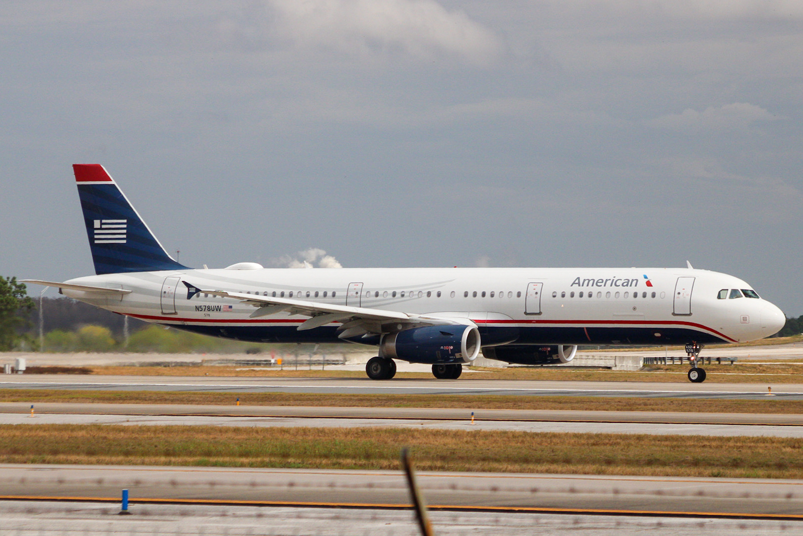 Full size: American Airlines Airbus A321-200 N578UW at Orlando International Airport