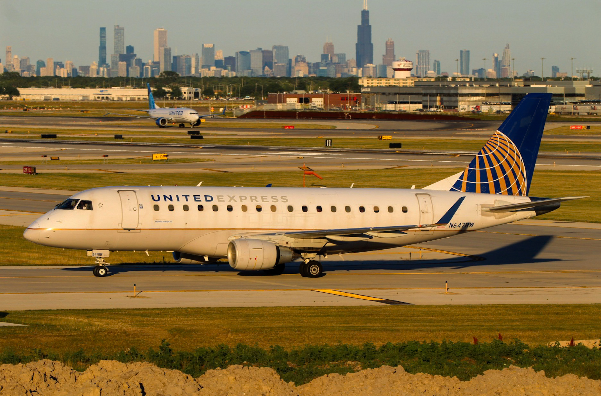 Full size: United Express Embraer E170 N647RW at Chicago O'Hare International Airport