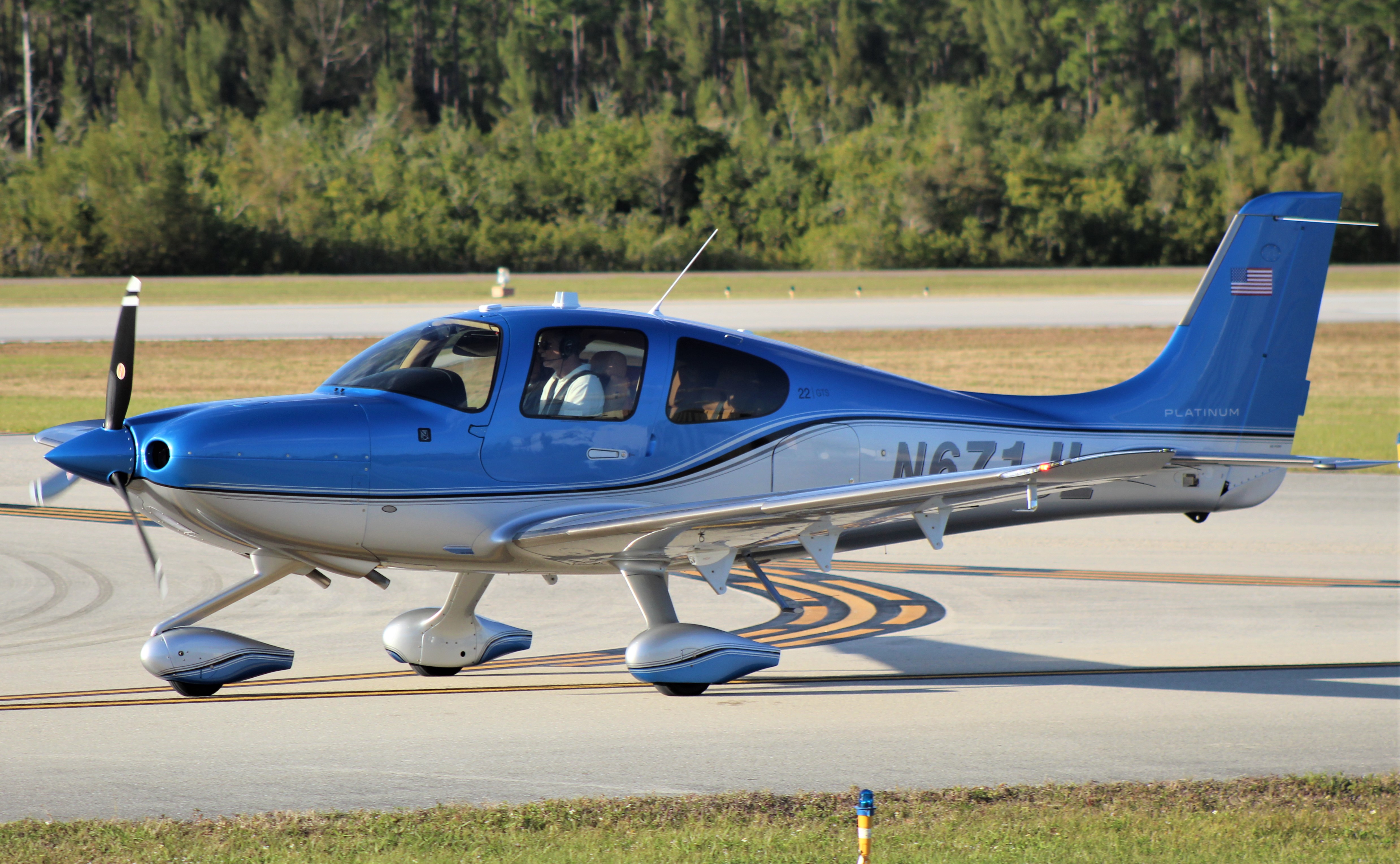 Full size: PRIVATE Cirrus SR22 N671JL at Naples Municipal Airport
