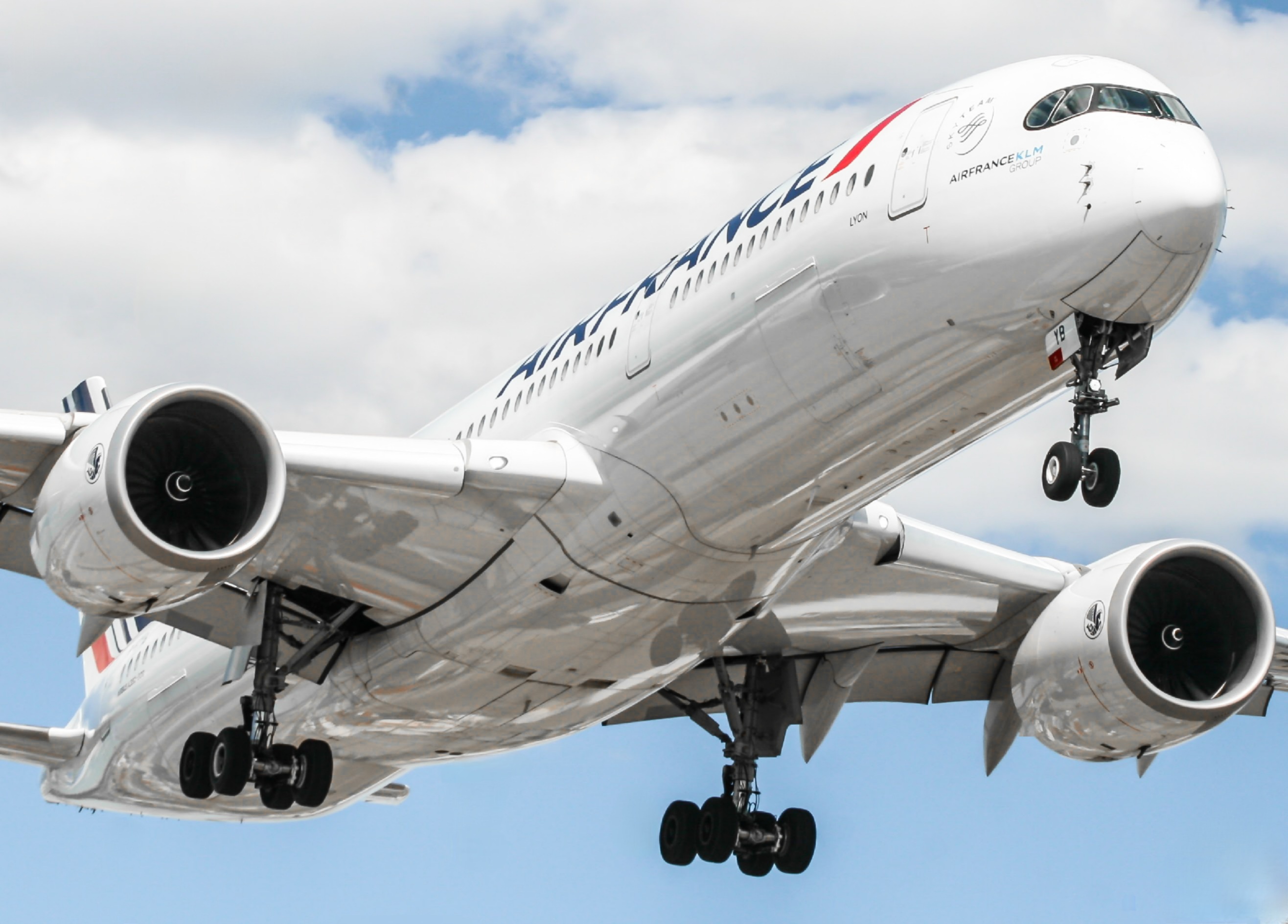 Full size: Air France Airbus A350-900 F-HTYB at Lester B Pearson International Airport