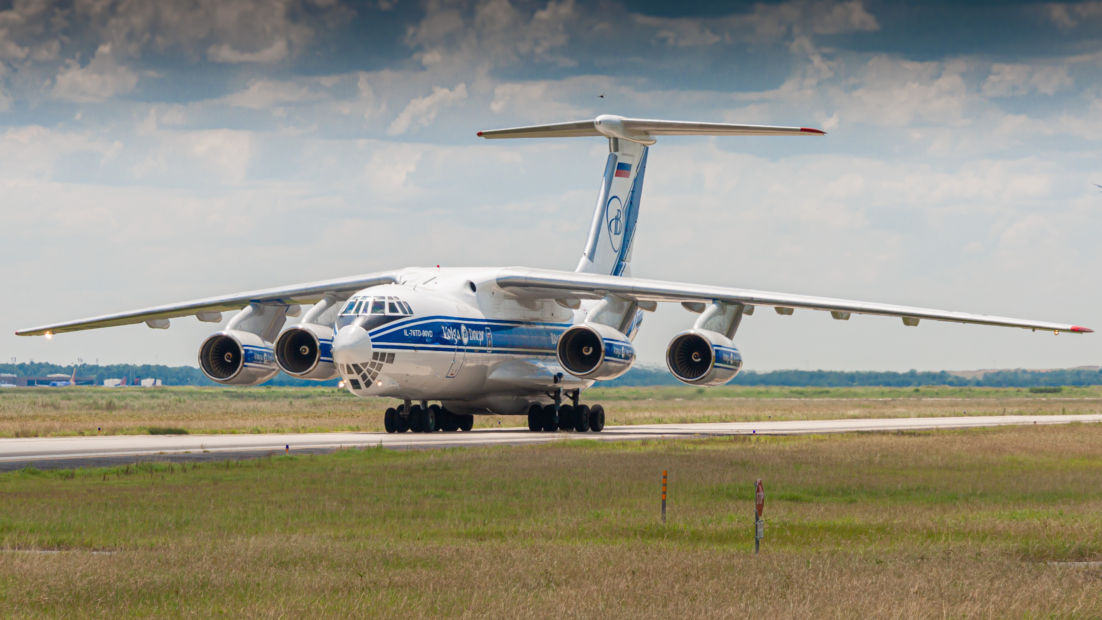 Full size: Volga-Dnepr Airlines Ilyushin IL-76 RA-76511 at Houston-George Bush Intercontinental Airport