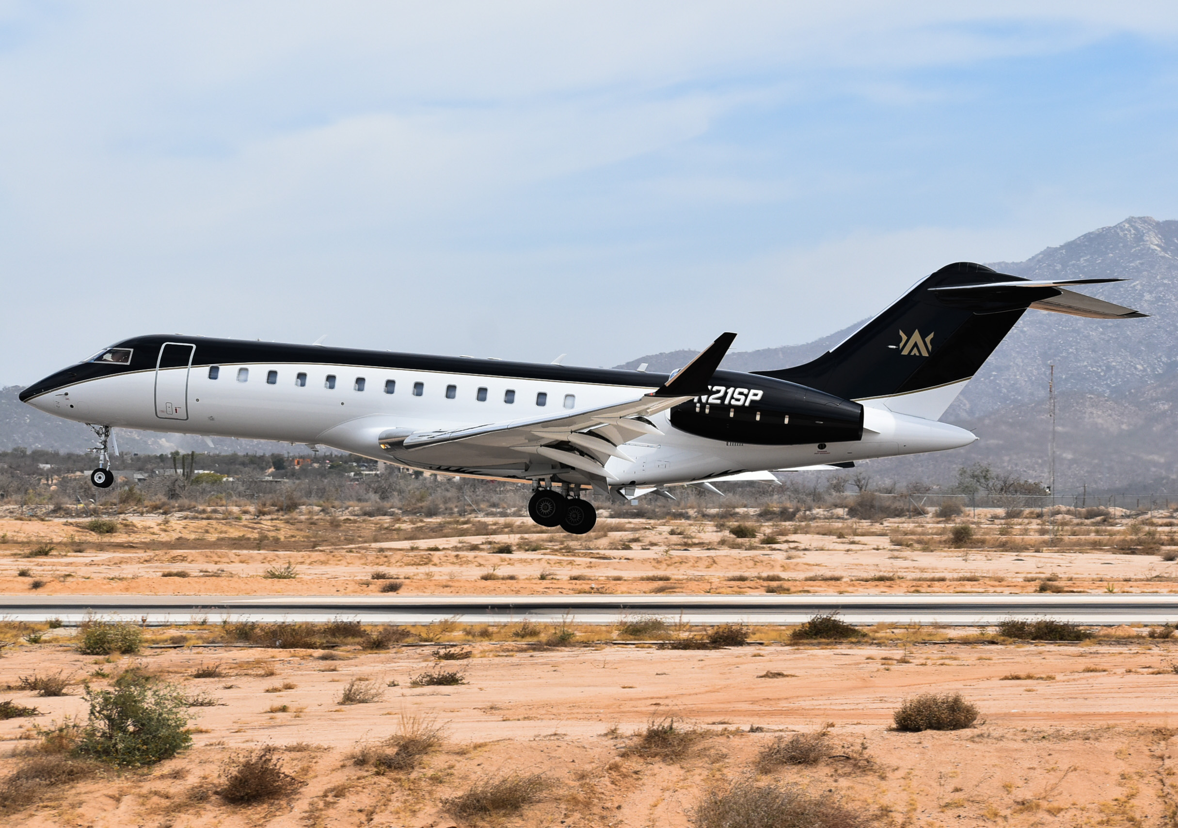Full size: GPS 1 LLC Bombardier Global Express N21SP at Aeropuerto de Cabo San Lucas Internacional