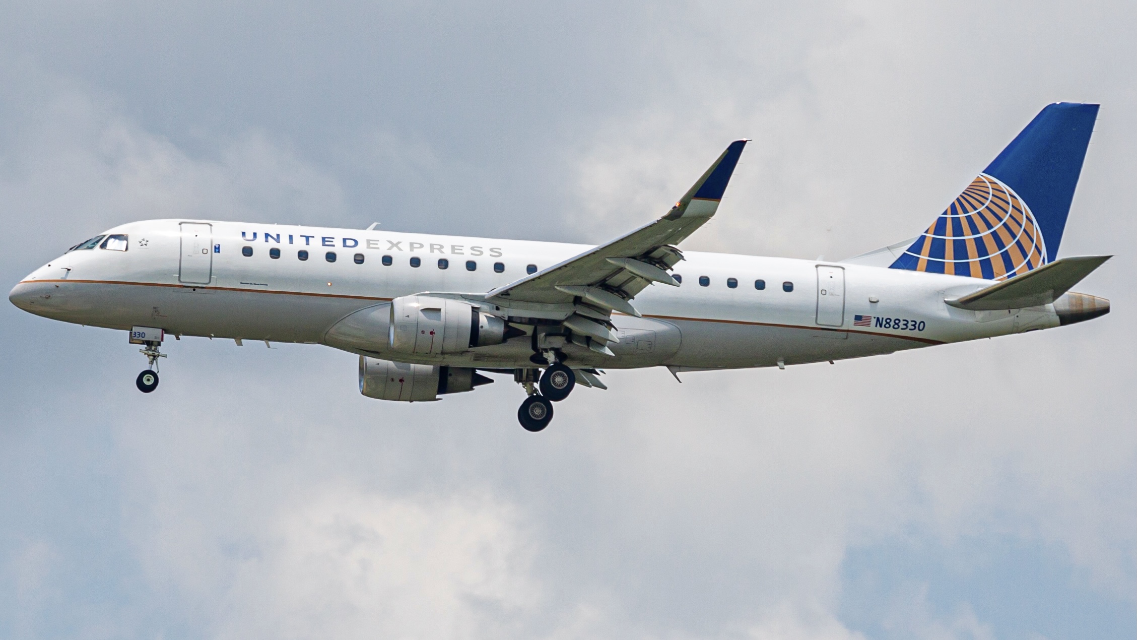 Full size: United Express Embraer E175 N88330 at Houston-George Bush Intercontinental Airport