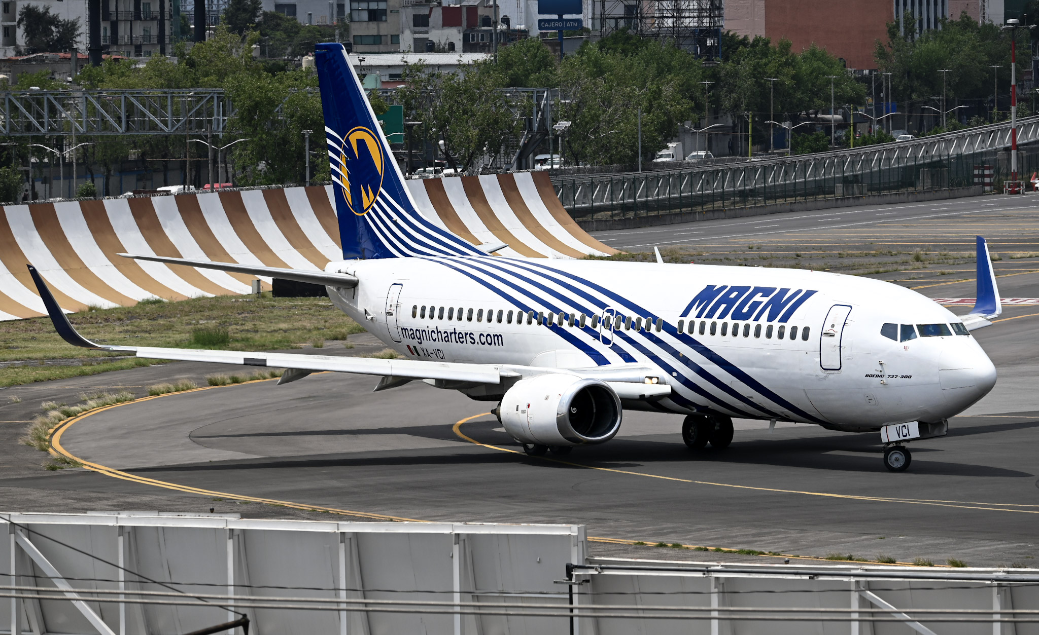 Full size: Magnicharters Boeing 737-300 XA-VCI at Mexico City International Airport