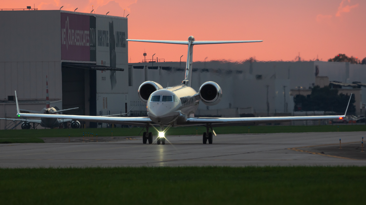 Full size: PRIVATE Gulfstream G450 N778CR at John Glenn Columbus International Airport