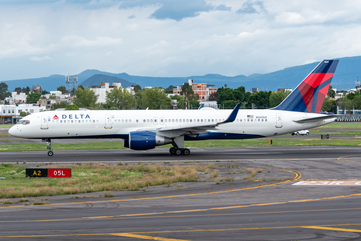 Full size: Delta Airlines Boeing 757-200 N541US at Mexico City International Airport