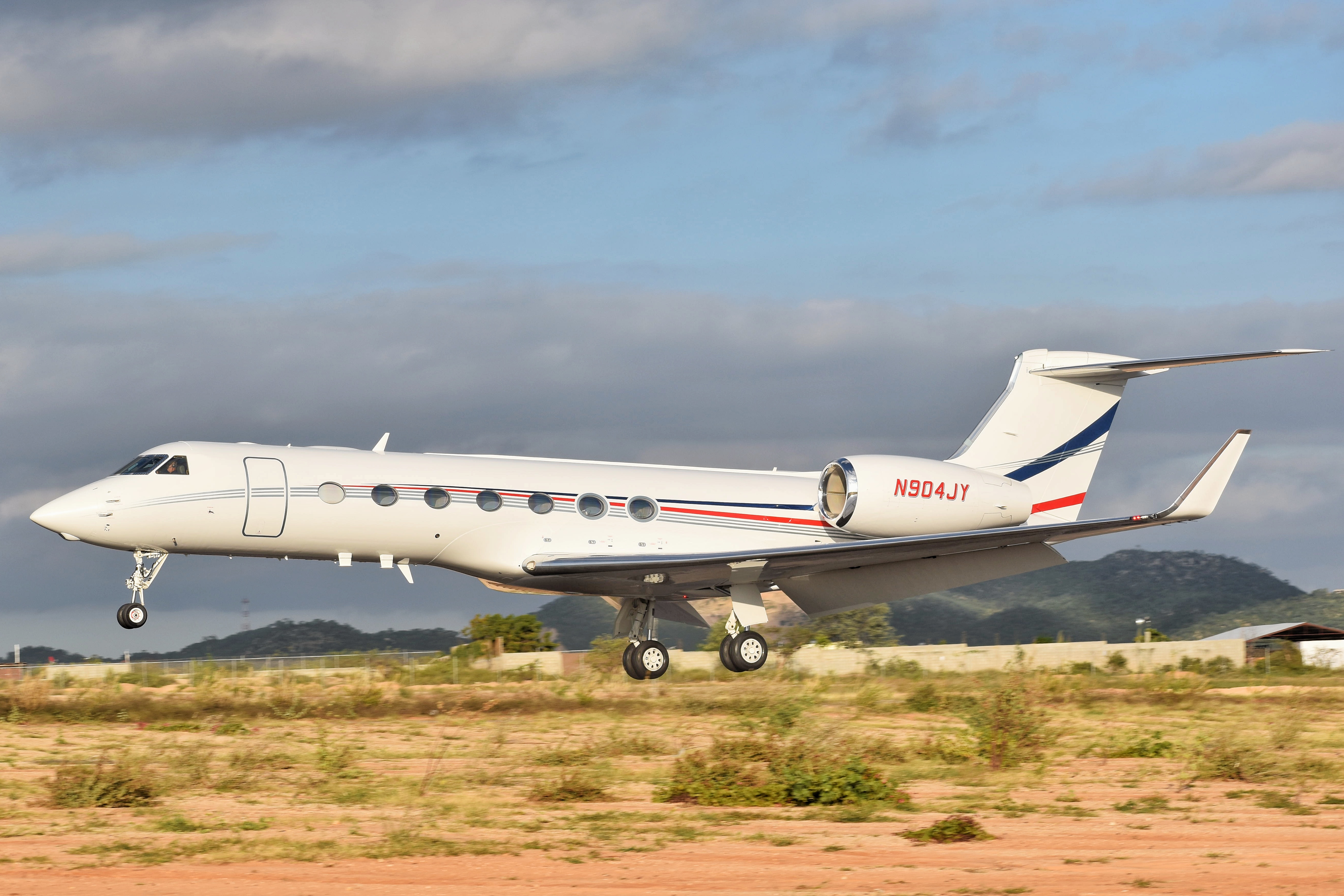 Full size: B&D Aviation Gulfstream G550 N904JY at Aeropuerto de Cabo San Lucas Internacional