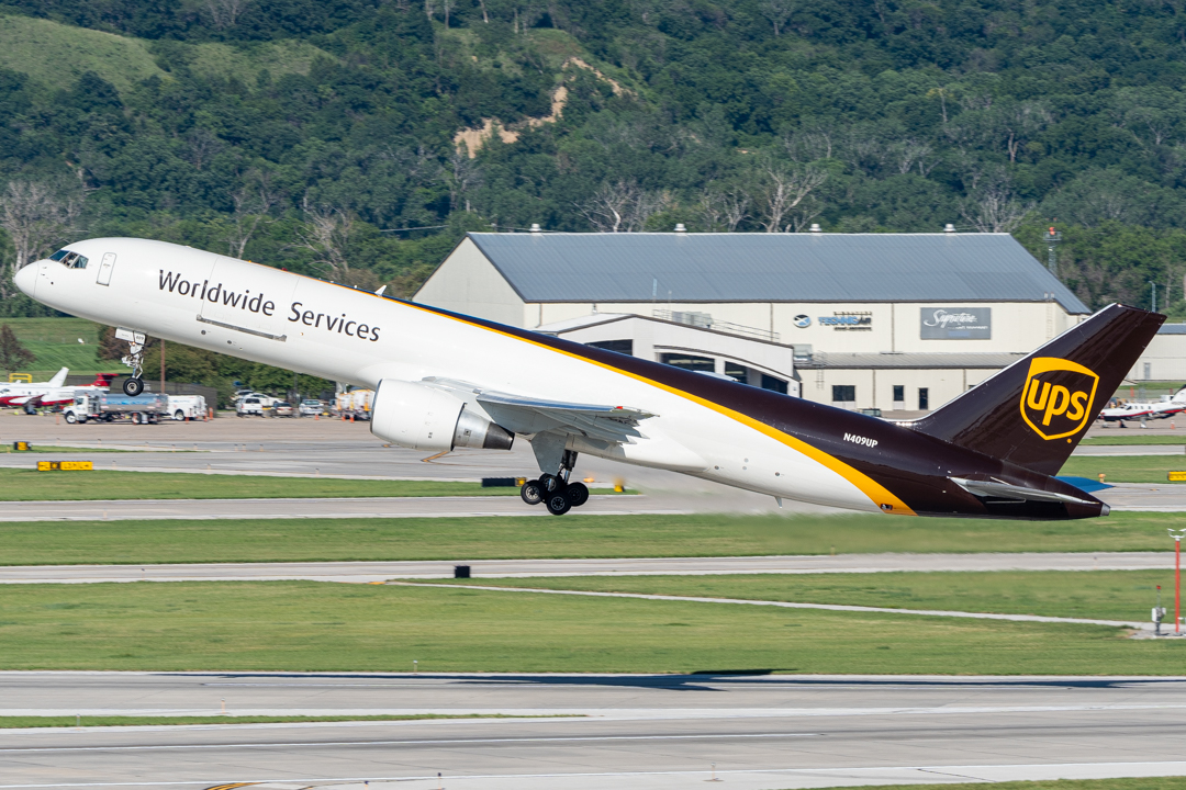 Full size: United Parcel Service Boeing 757-200F N409UP at Omaha Eppley Airfield